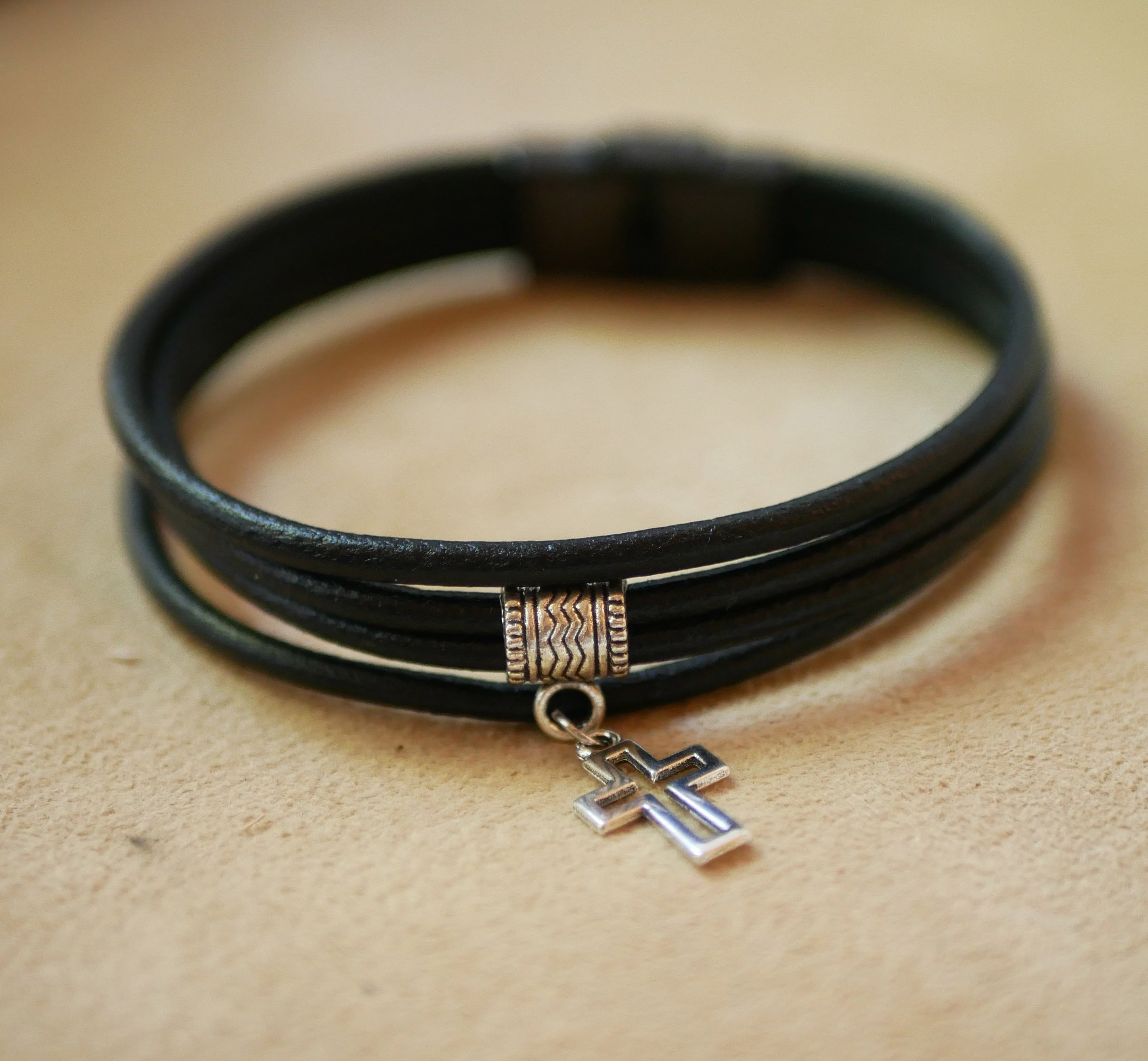 Manschettarmband i svart läder med valfritt berlockhänge i silver