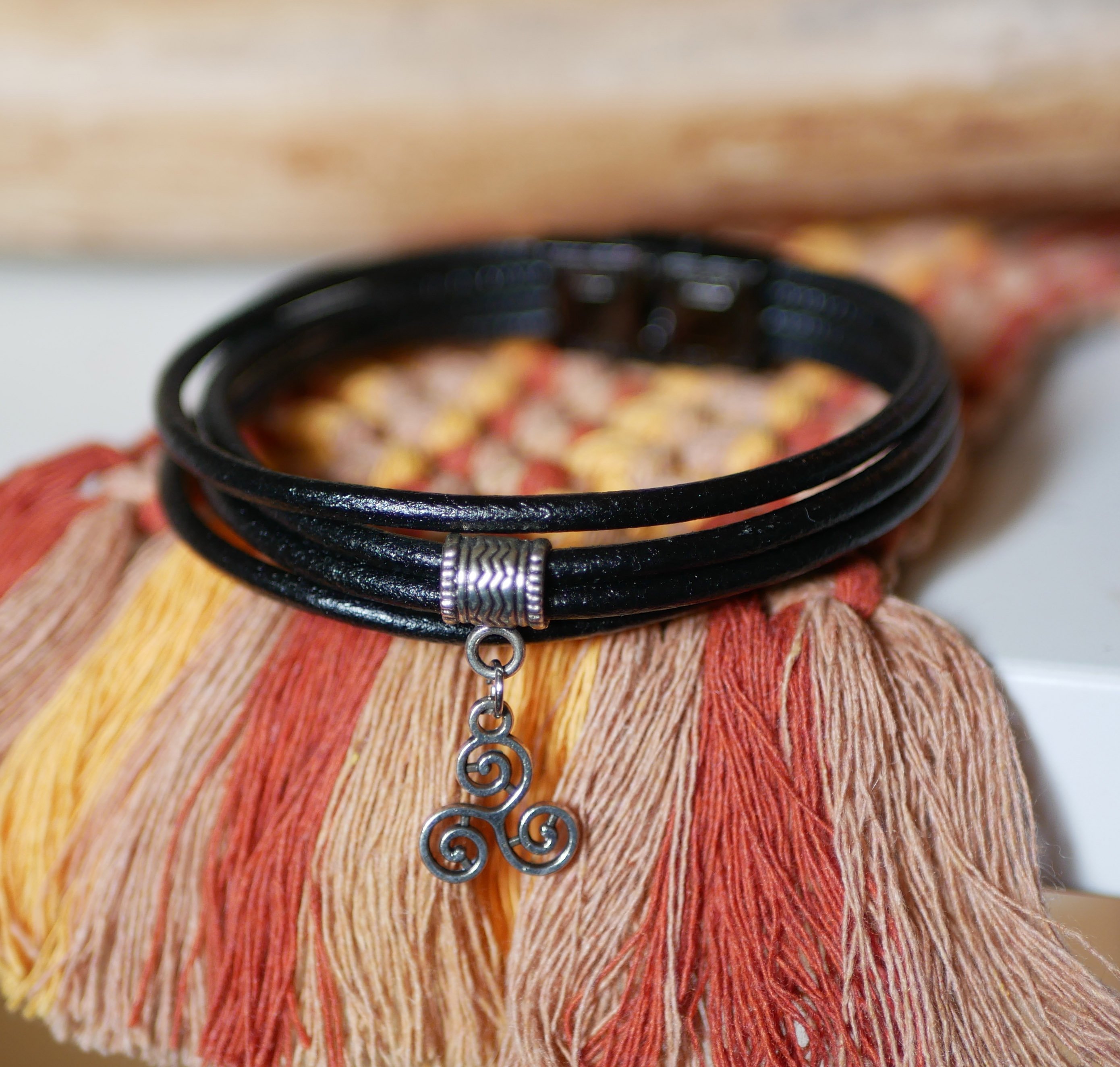 Manschettarmband i svart läder med valfritt berlockhänge i silver