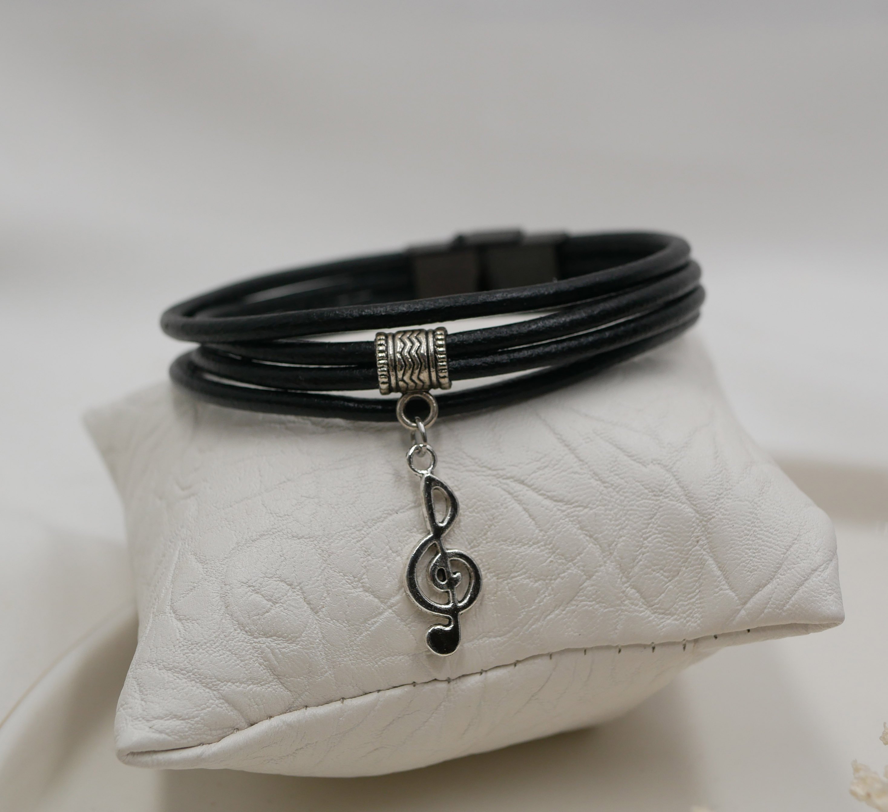 Manschettarmband i svart läder med valfritt berlockhänge i silver