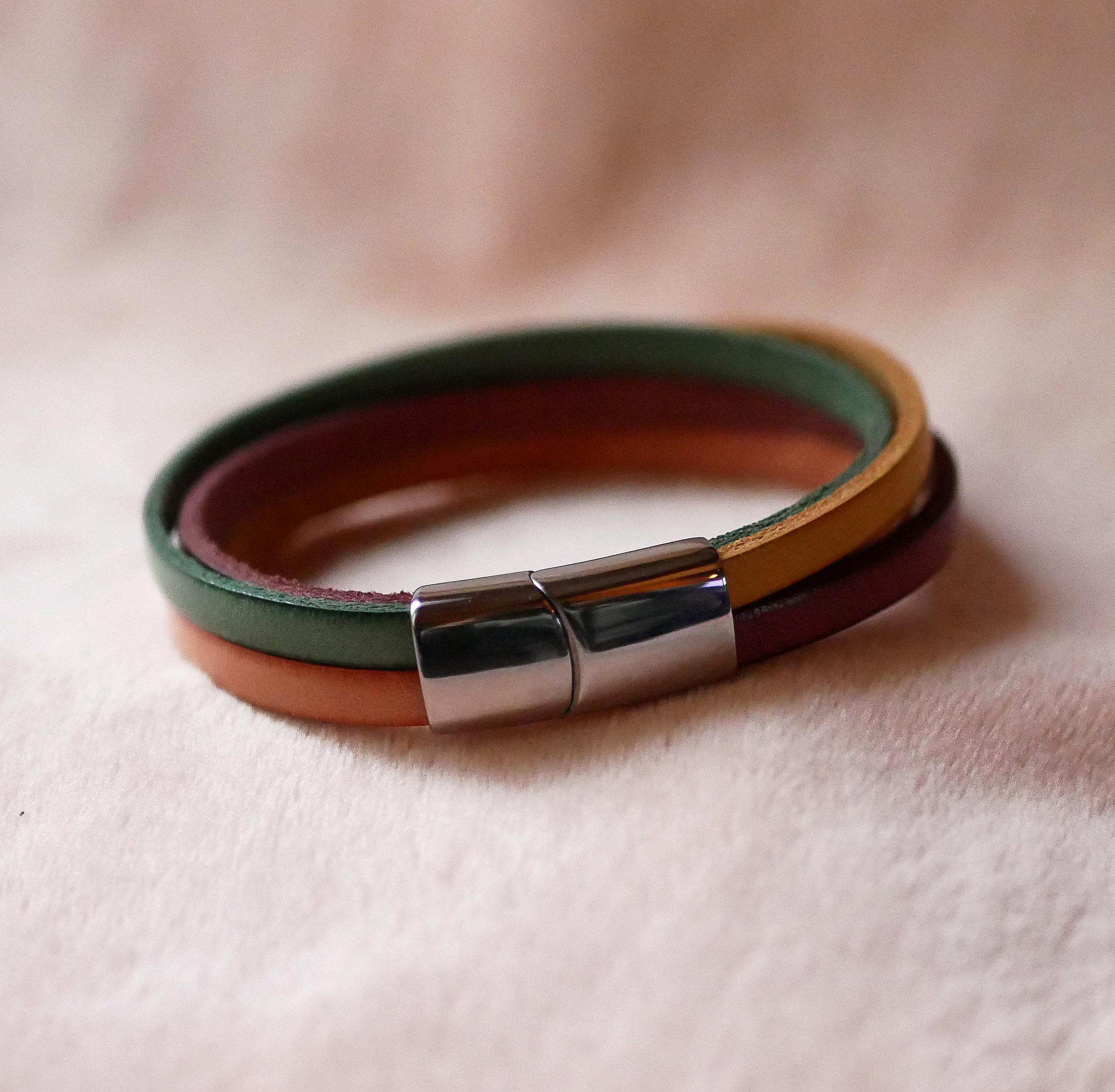 Manschettarmband i valfritt 4 olika l&auml;der