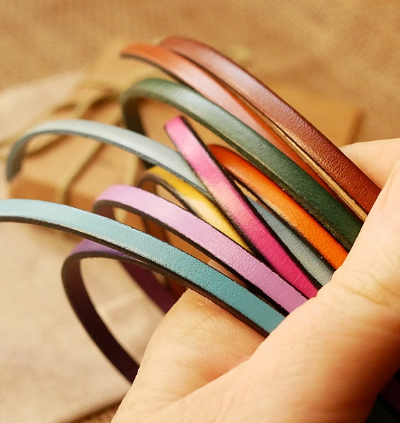 Manschettarmband i valfritt 4 olika l&auml;der