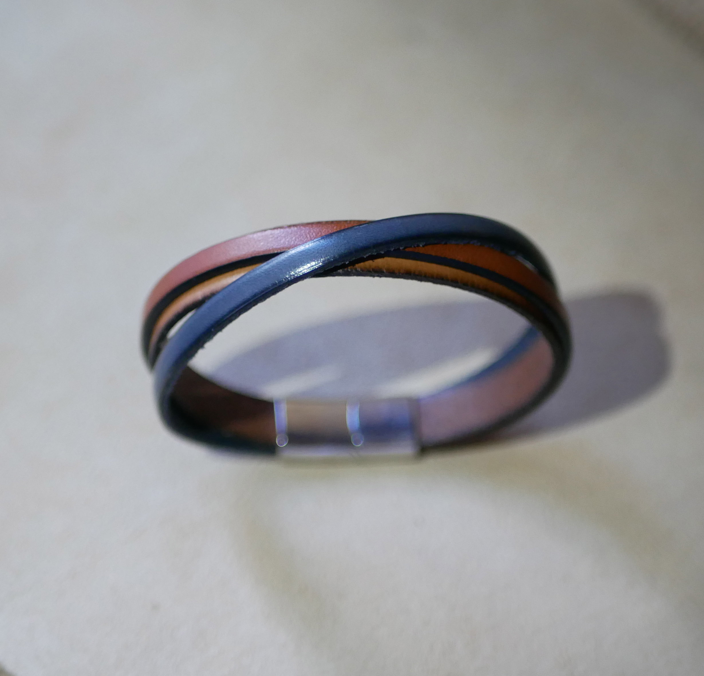 Tvåfärgat korsat läderarmband med graverat meddelande för män