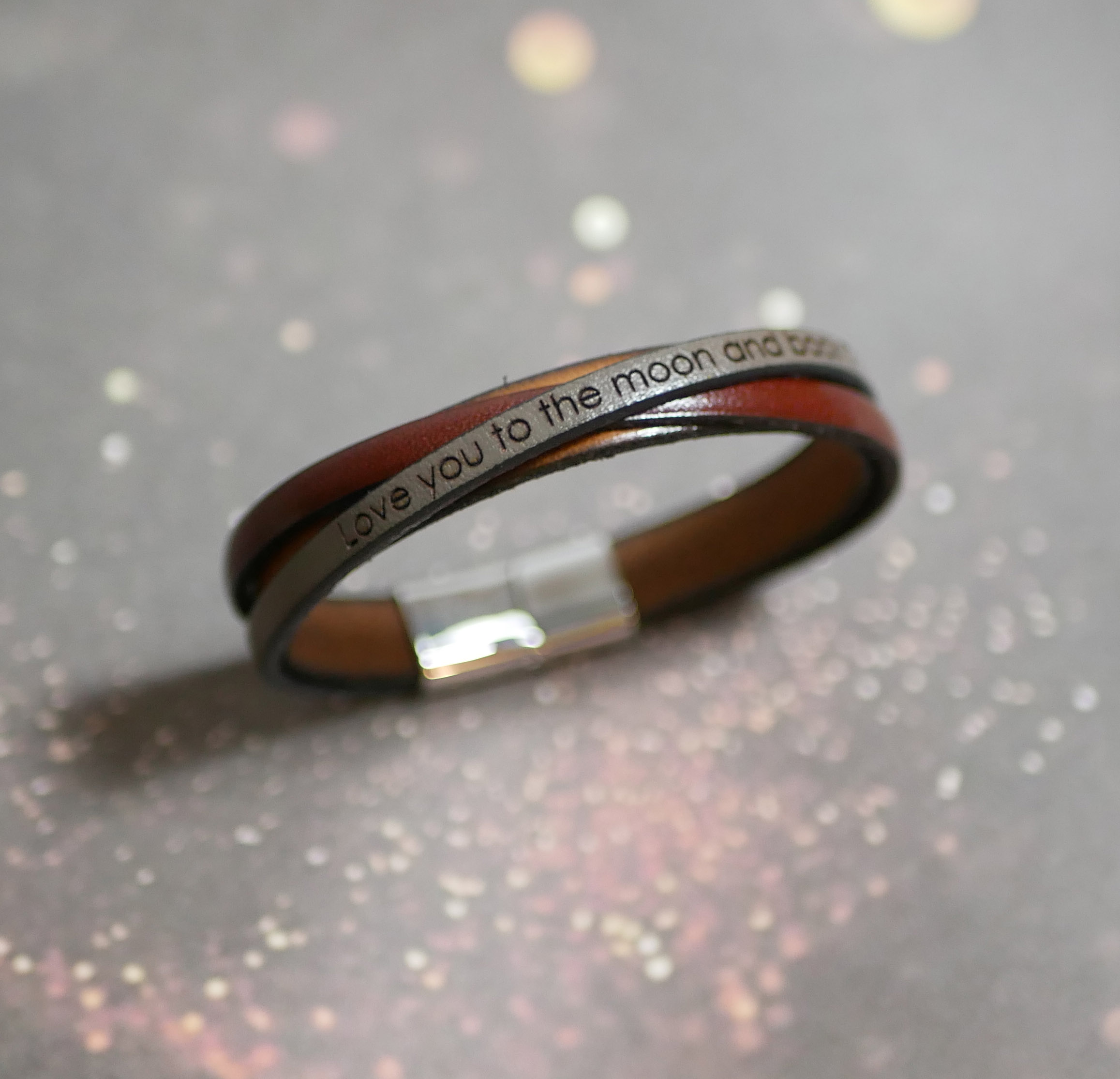 Tvåfärgat korsat läderarmband med graverat meddelande för män