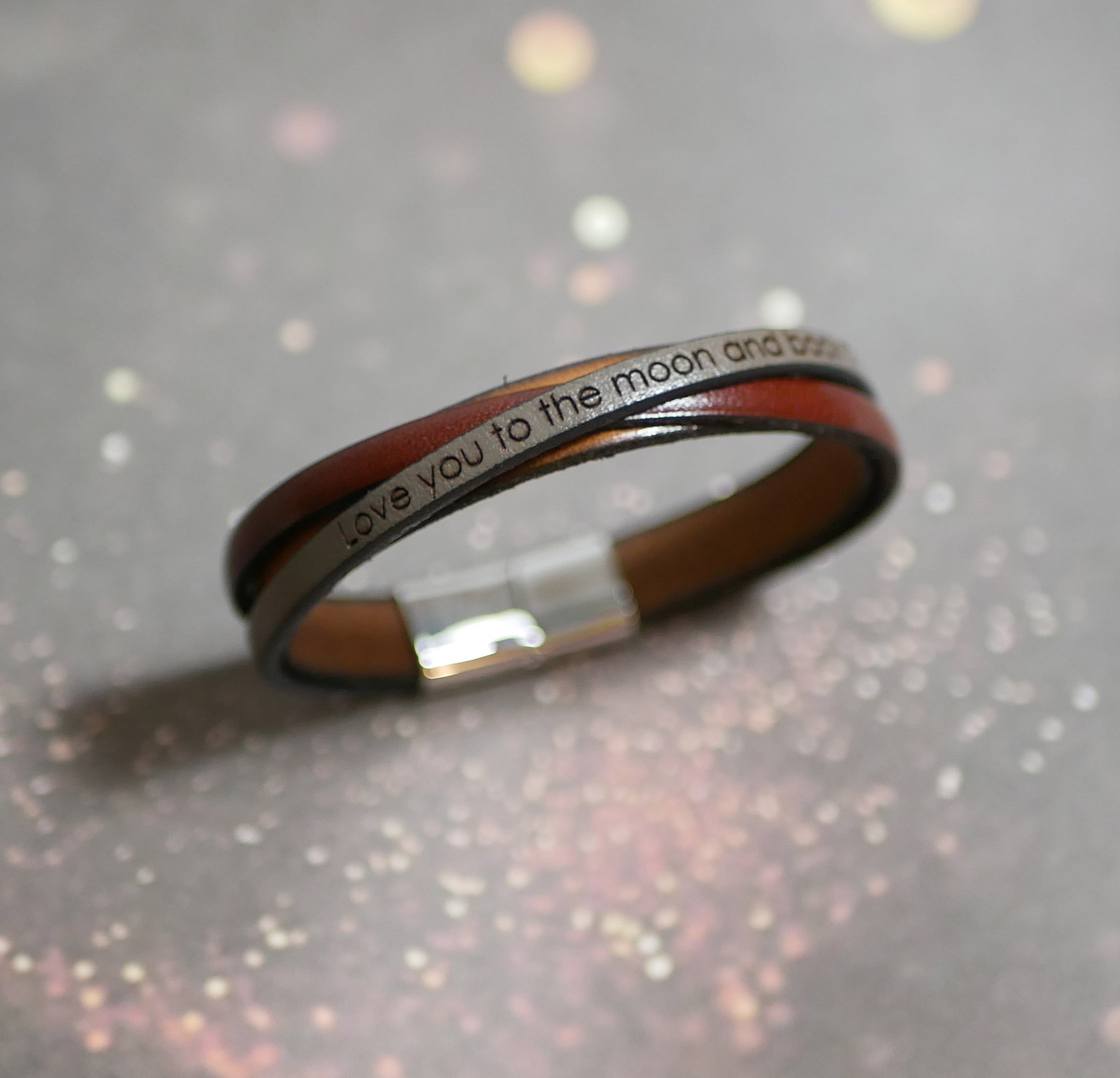 Tvåfärgat korsat läderarmband med graverat meddelande för män