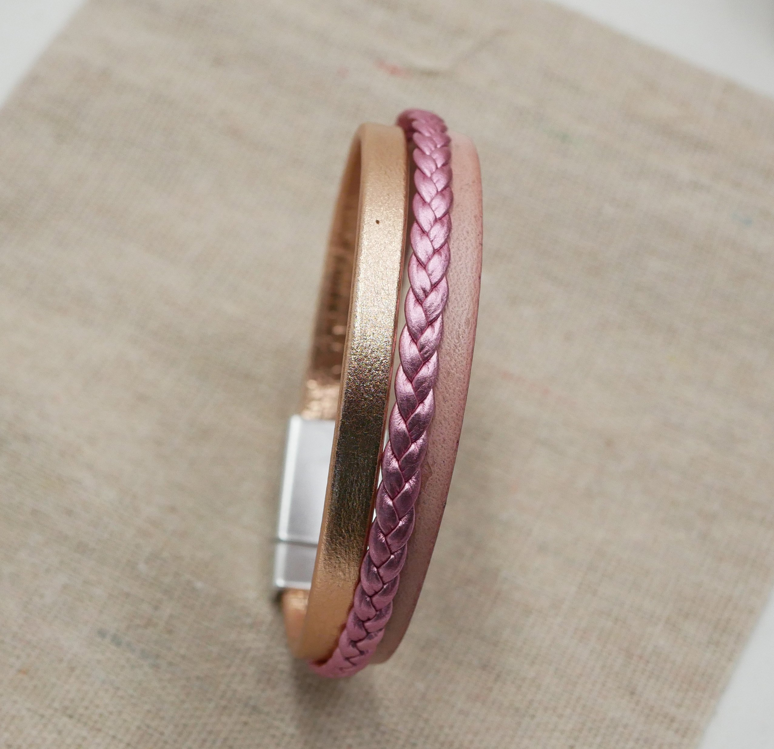 Manschettarmband i rosa laminerat läder och persika, anpassningsbart
