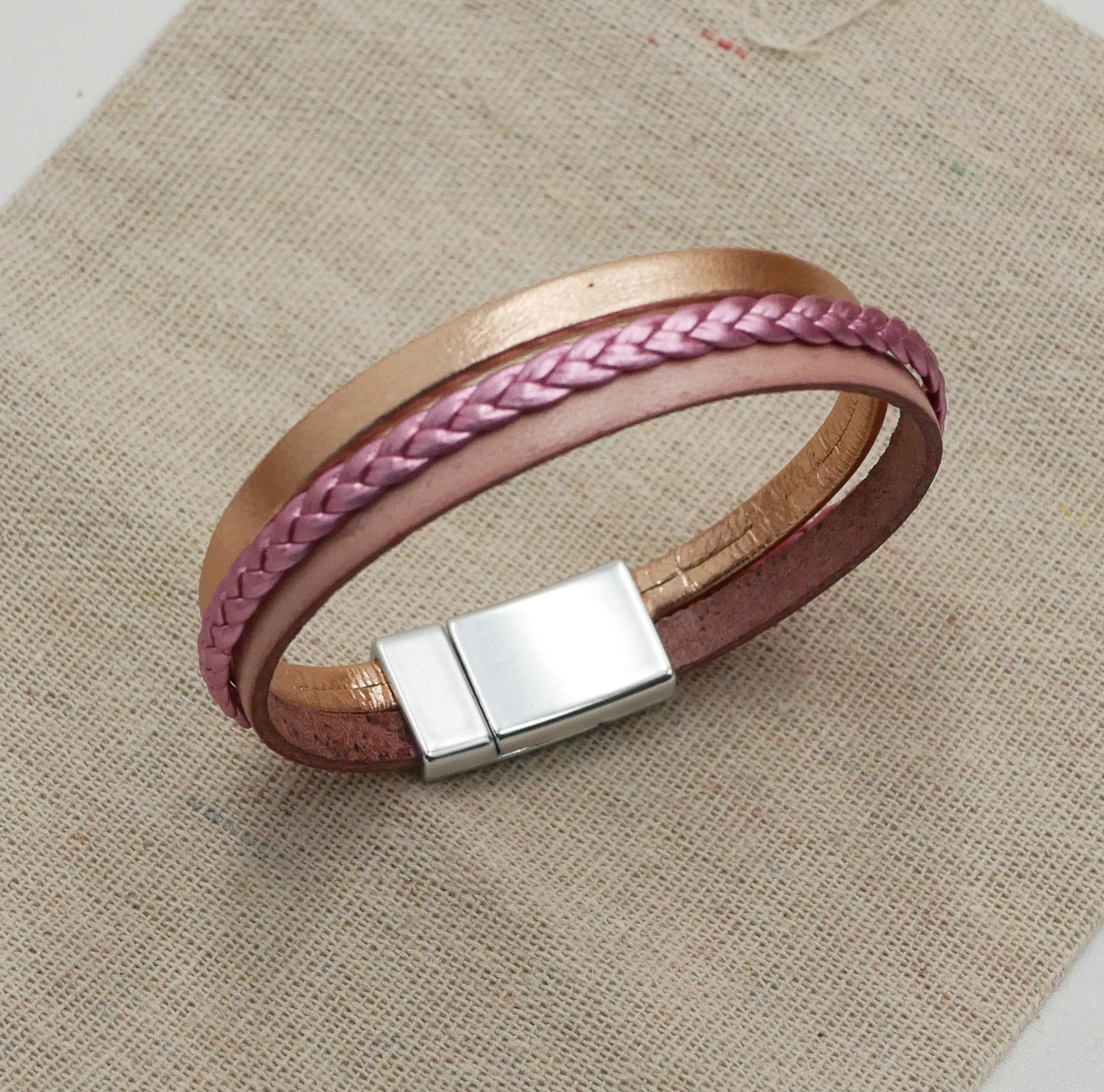 Manschettarmband i rosa laminerat l&auml;der och persika, anpassningsbart