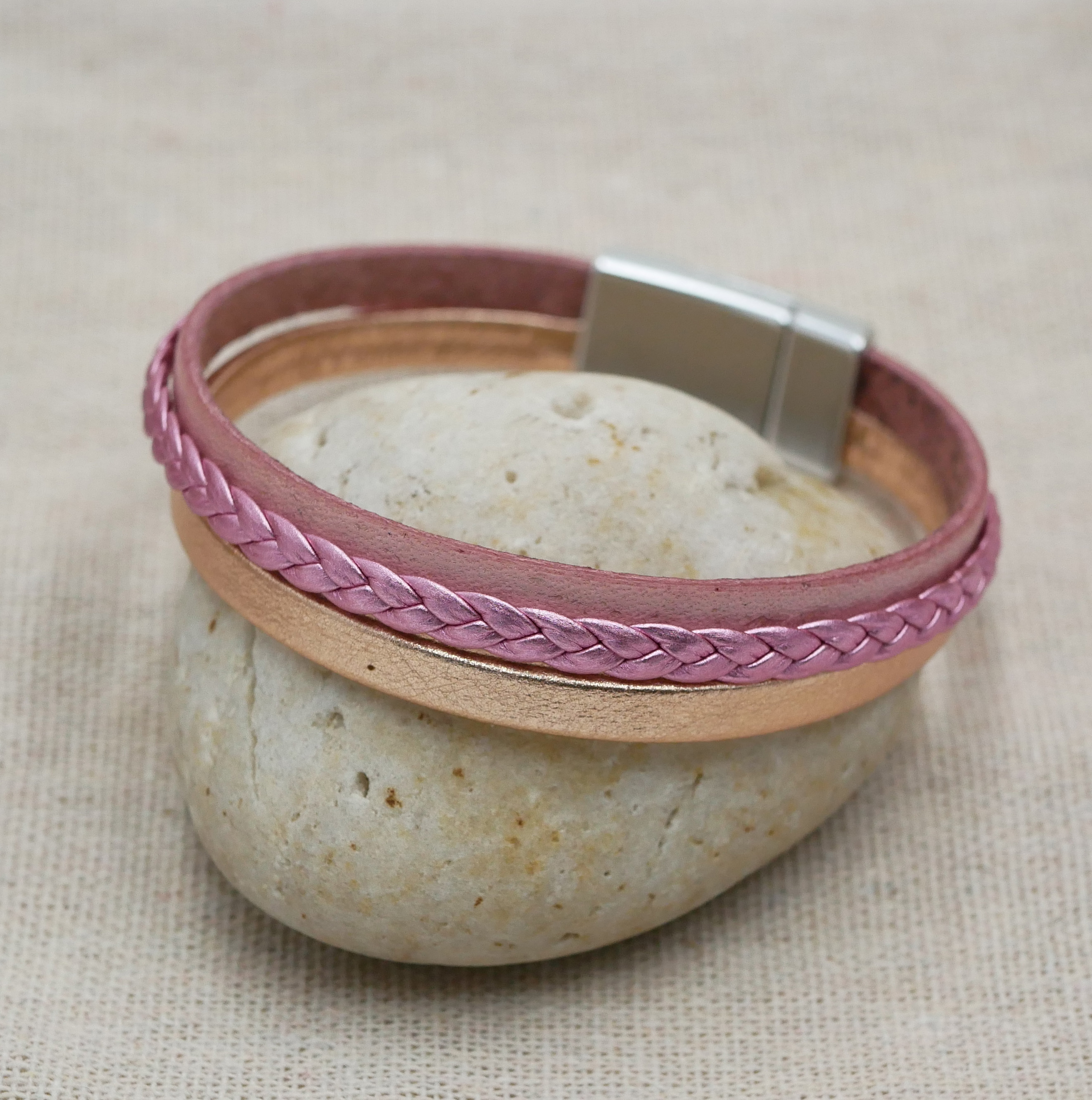 Manschettarmband i rosa laminerat läder och persika, anpassningsbart