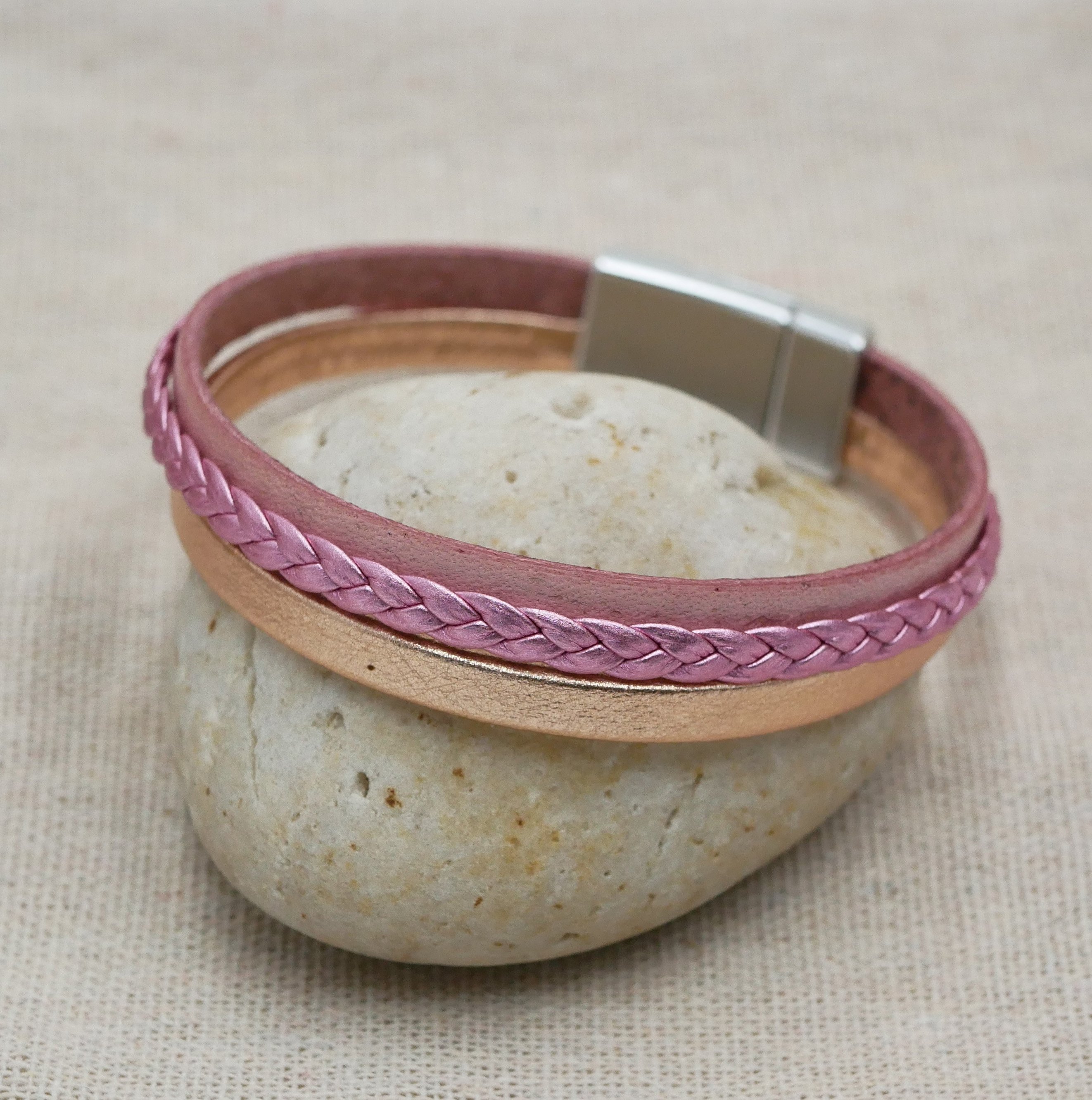 Manschettarmband i rosa laminerat läder och persika, anpassningsbart