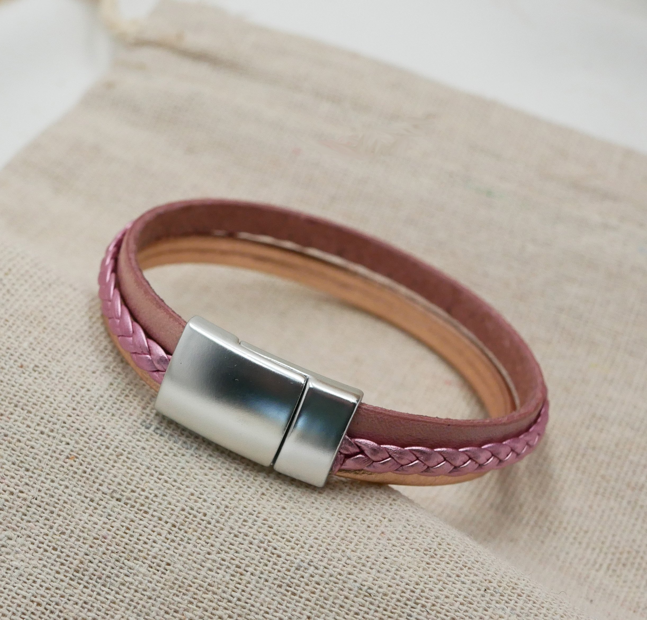 Manschettarmband i rosa laminerat läder och persika, anpassningsbart