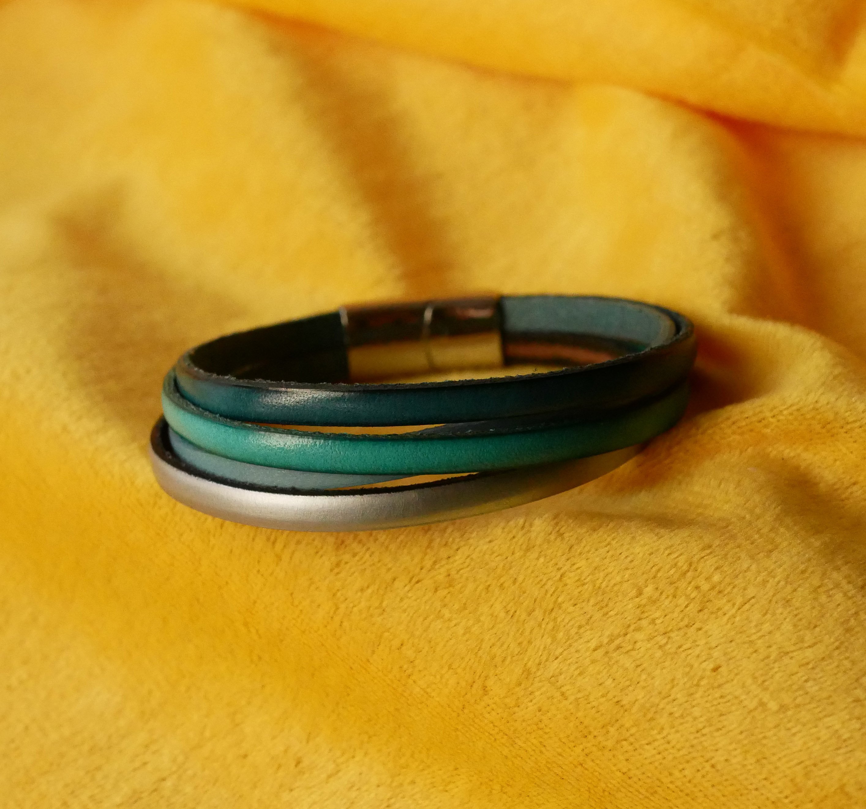 Manschettarmband med 4 turkosa läder