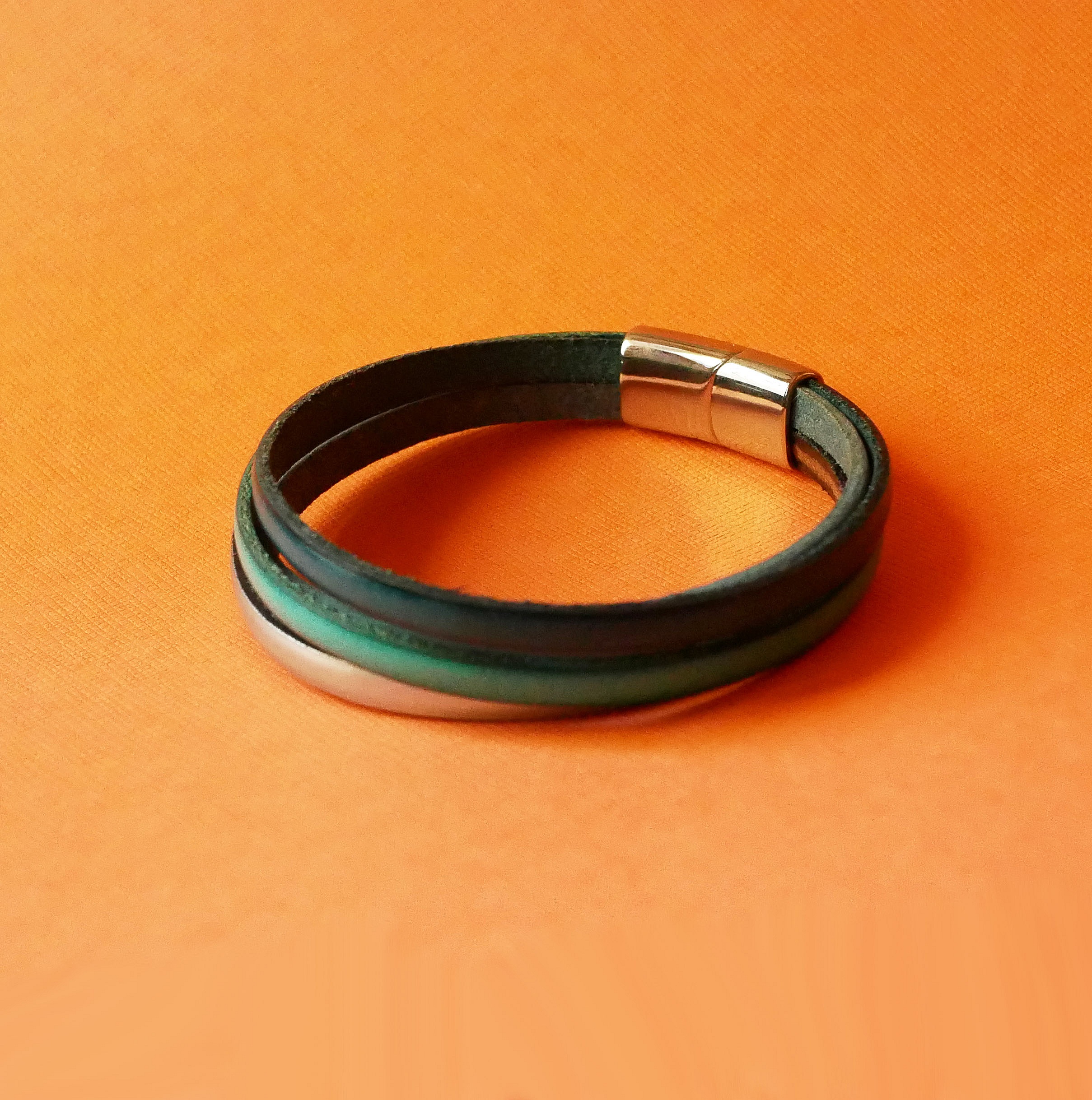 Manschettarmband med 4 turkosa l&auml;der