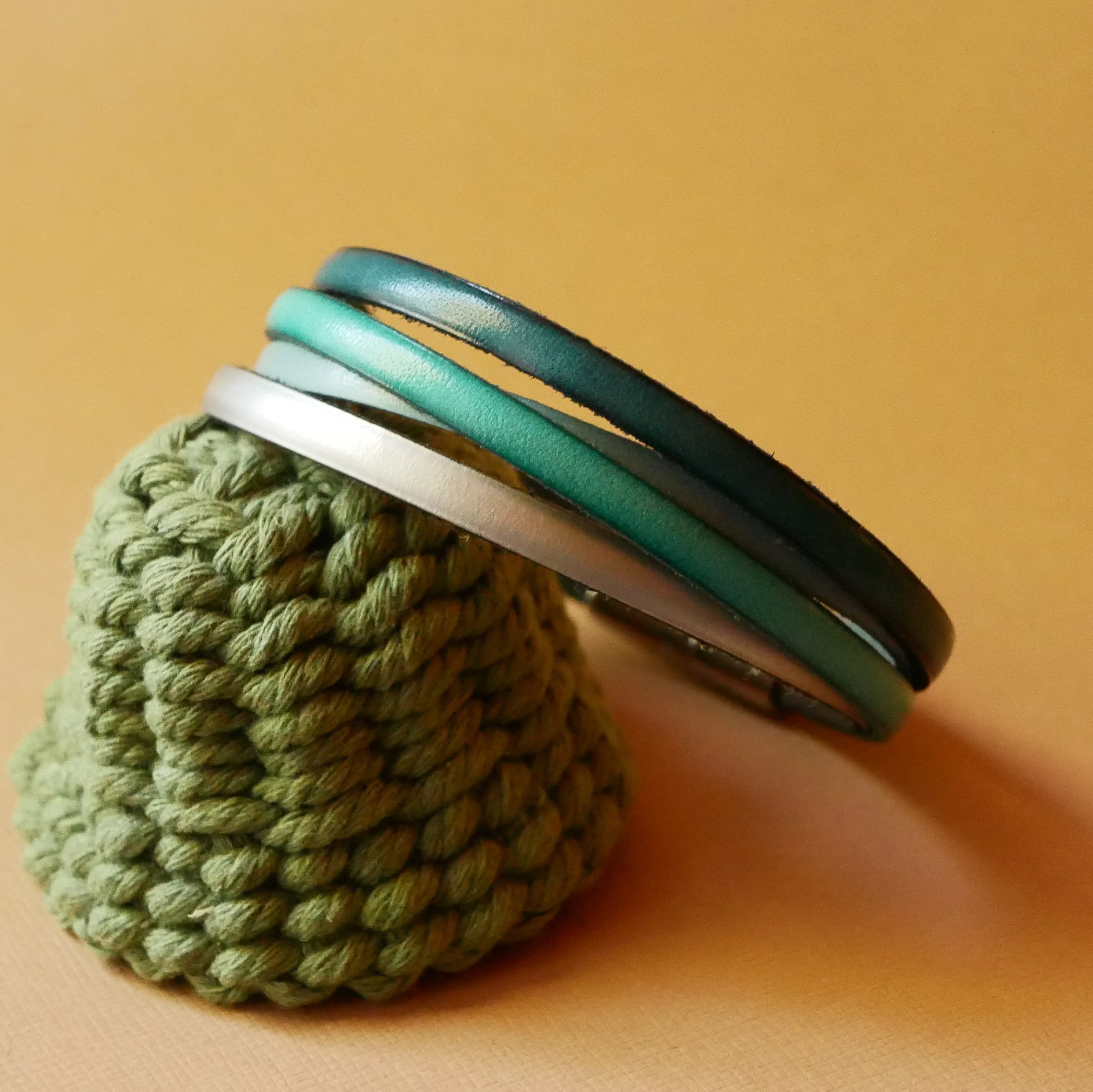 Manschettarmband med 4 turkosa läder