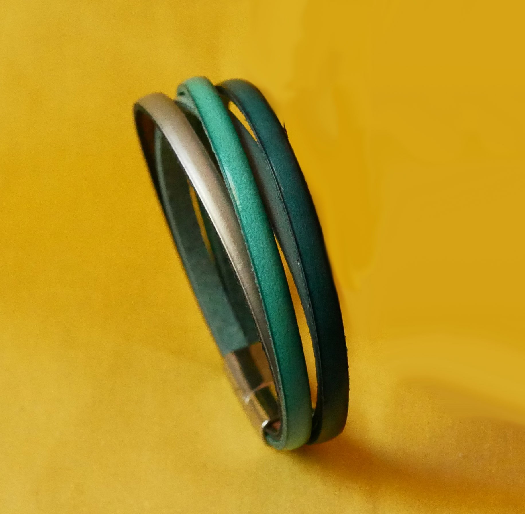 Manschettarmband med 4 turkosa läder