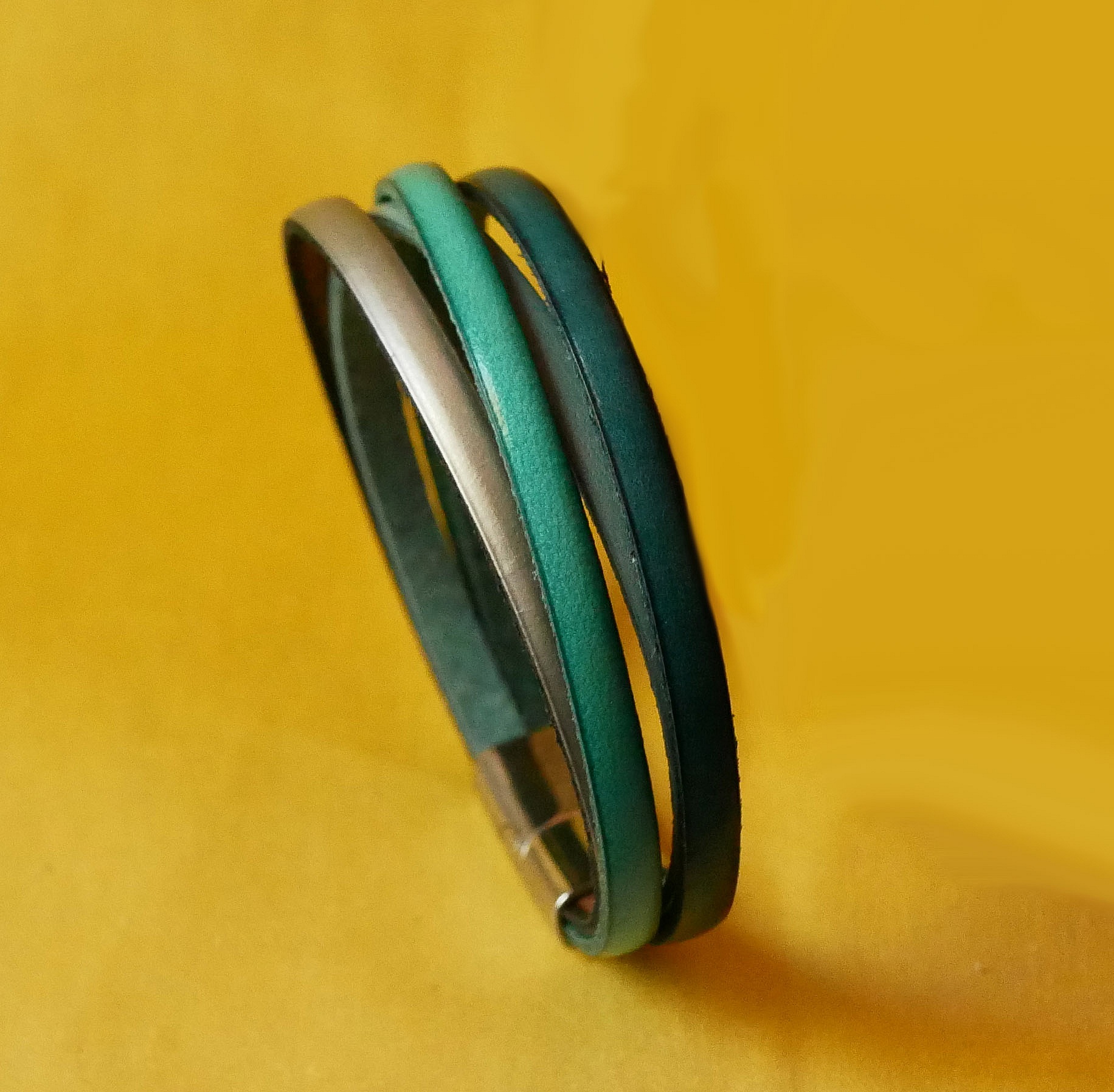 Manschettarmband med 4 turkosa l&auml;der