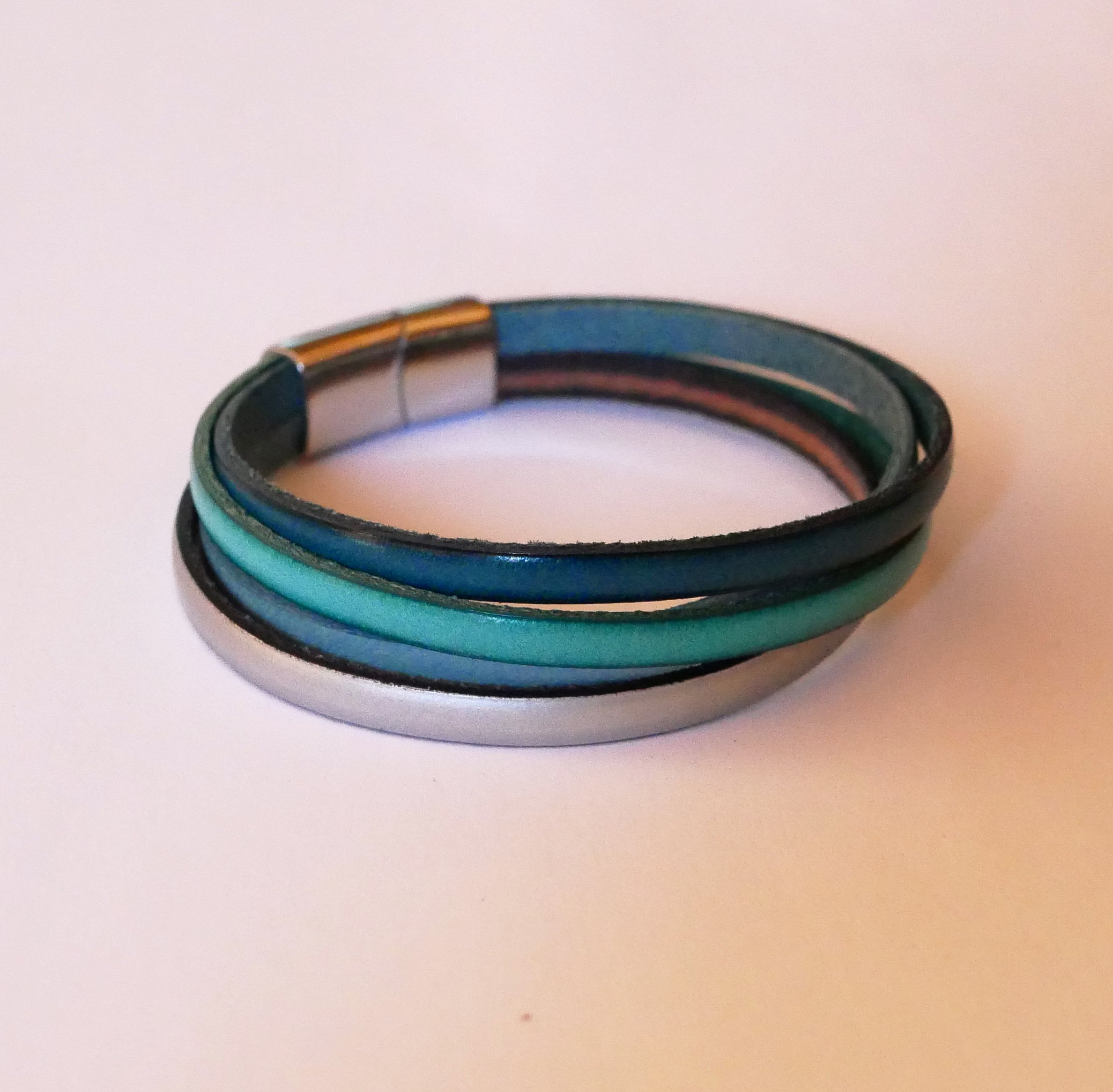 Manschettarmband med 4 turkosa läder