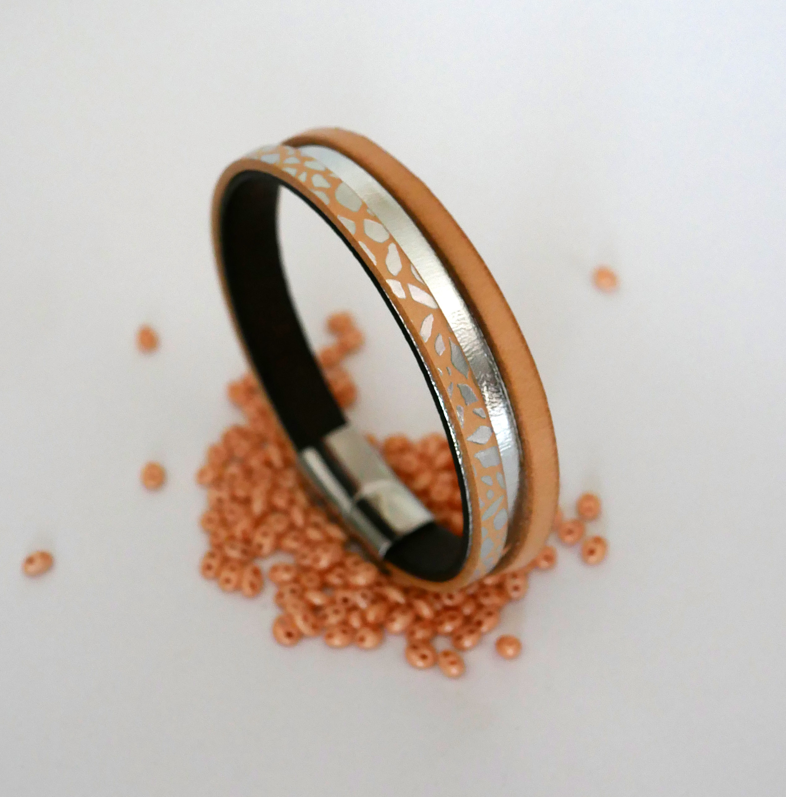 Manschettarmband för kvinnor i natur- och silverläder 