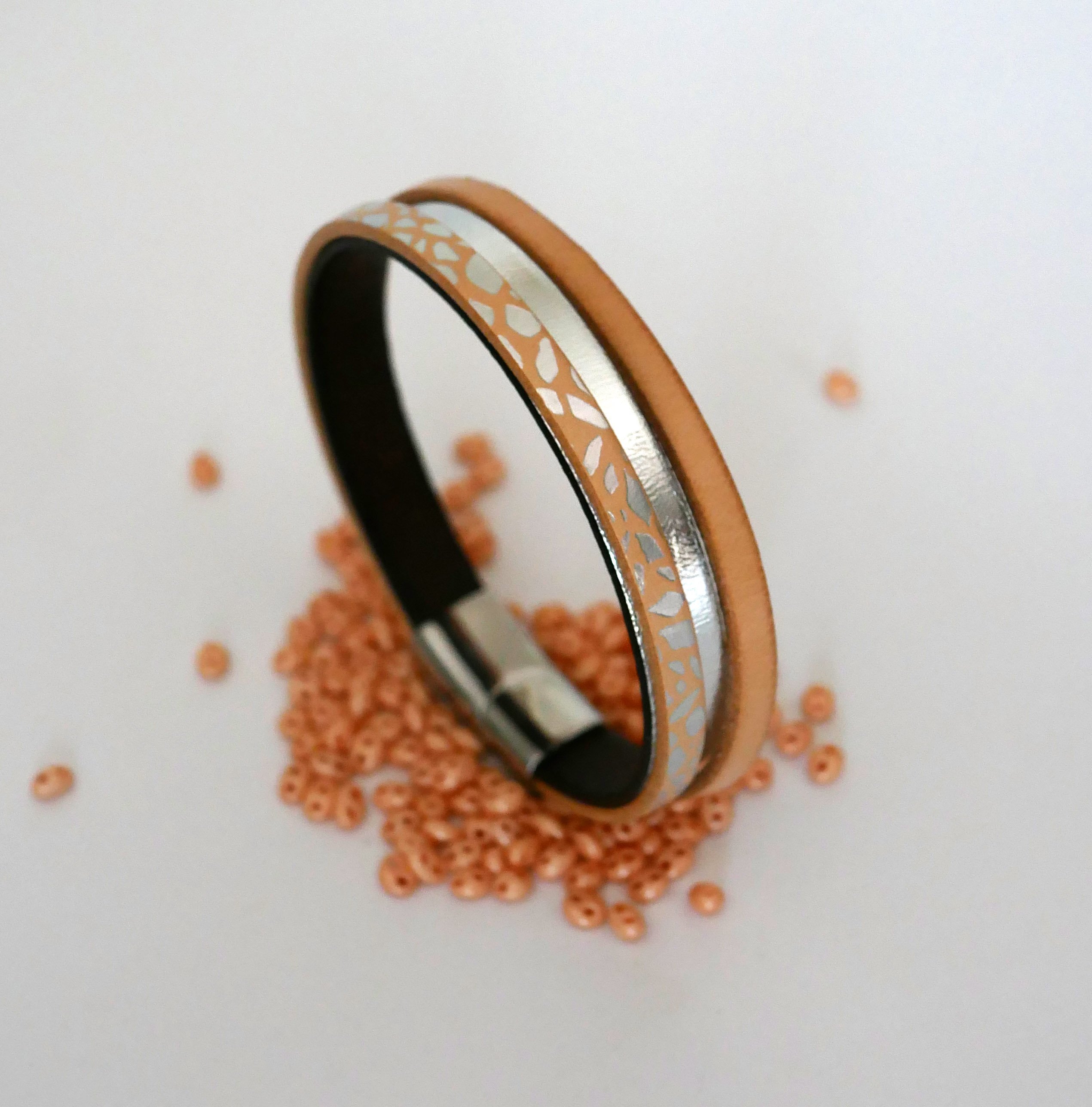 Manschettarmband f&ouml;r kvinnor i natur- och silverl&auml;der 