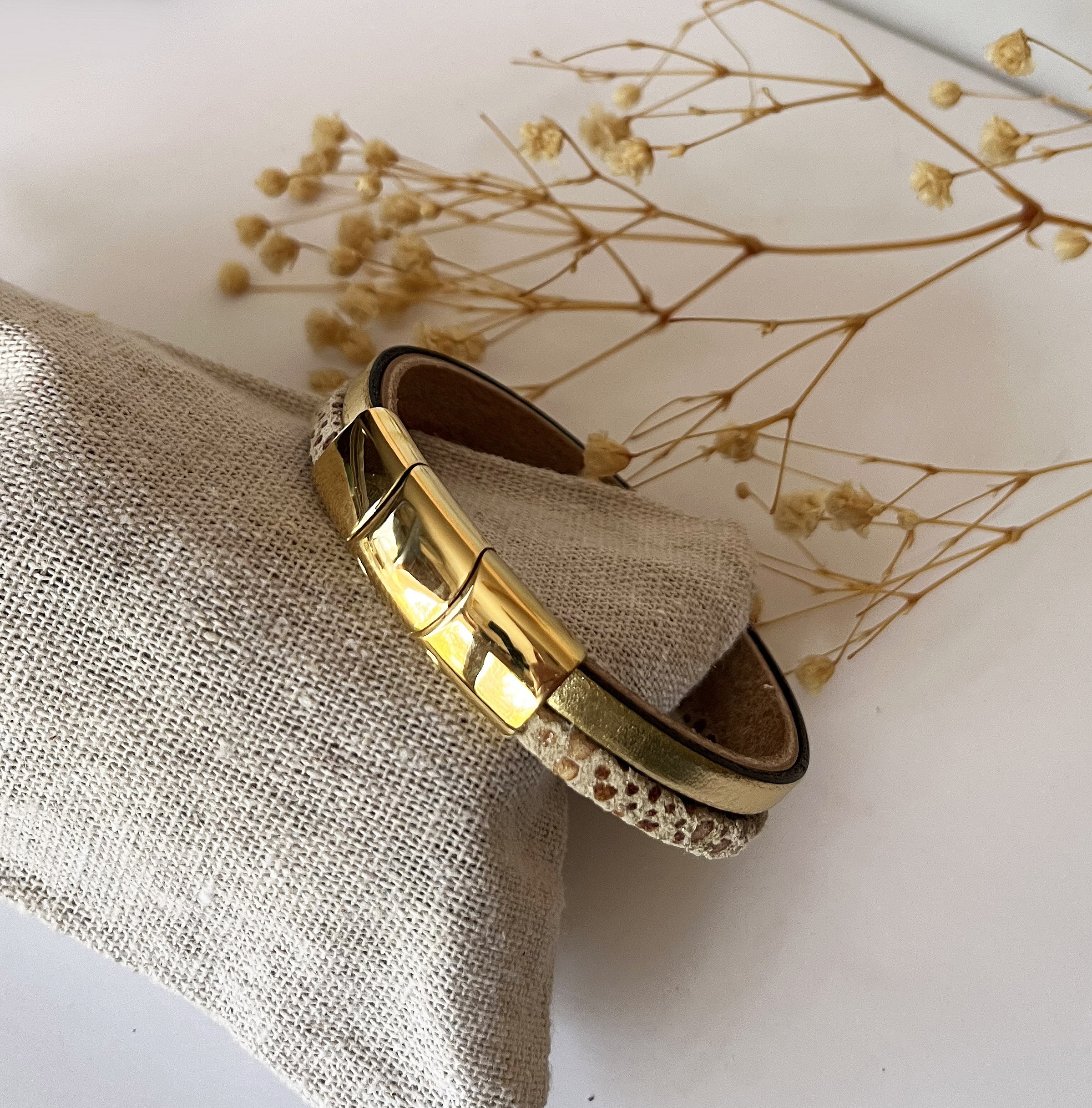 Bracelet manchette femme aux 3 cuirs beige et dor&eacute; fermoir &agrave; extension