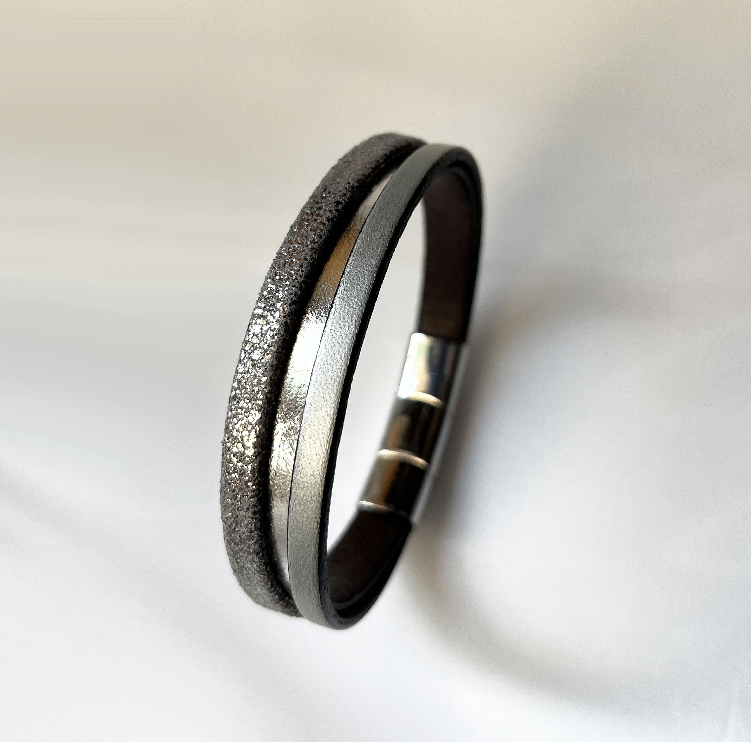 Bracelet manchette femme aux 3 cuirs argent&eacute; et gris fermoir &agrave; extension