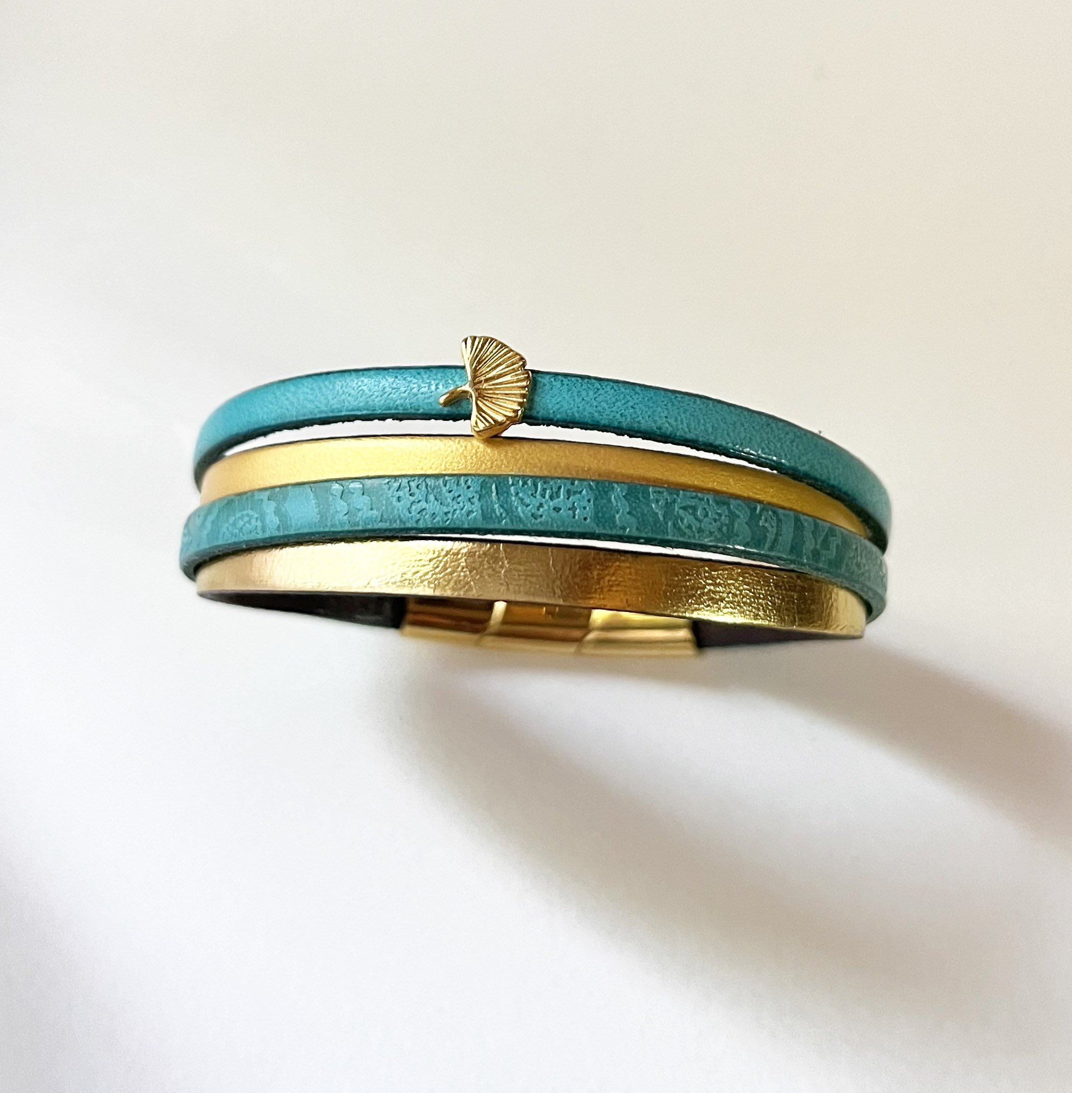 Bracelet manchette femme aux 4 cuirs turquoises et dorés au fermoir à extension