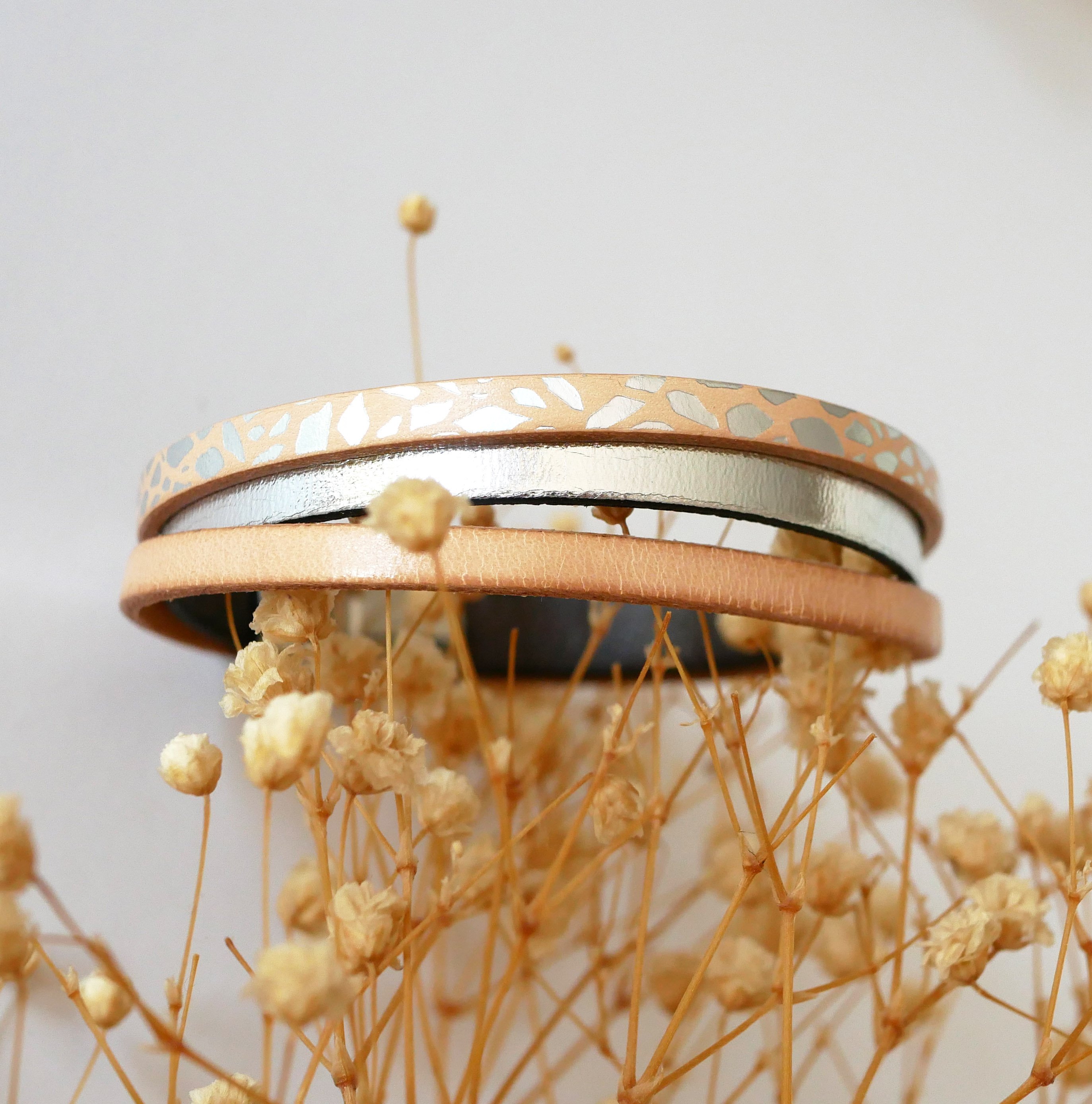 Manschettarmband f&ouml;r kvinnor i natur- och silverl&auml;der 