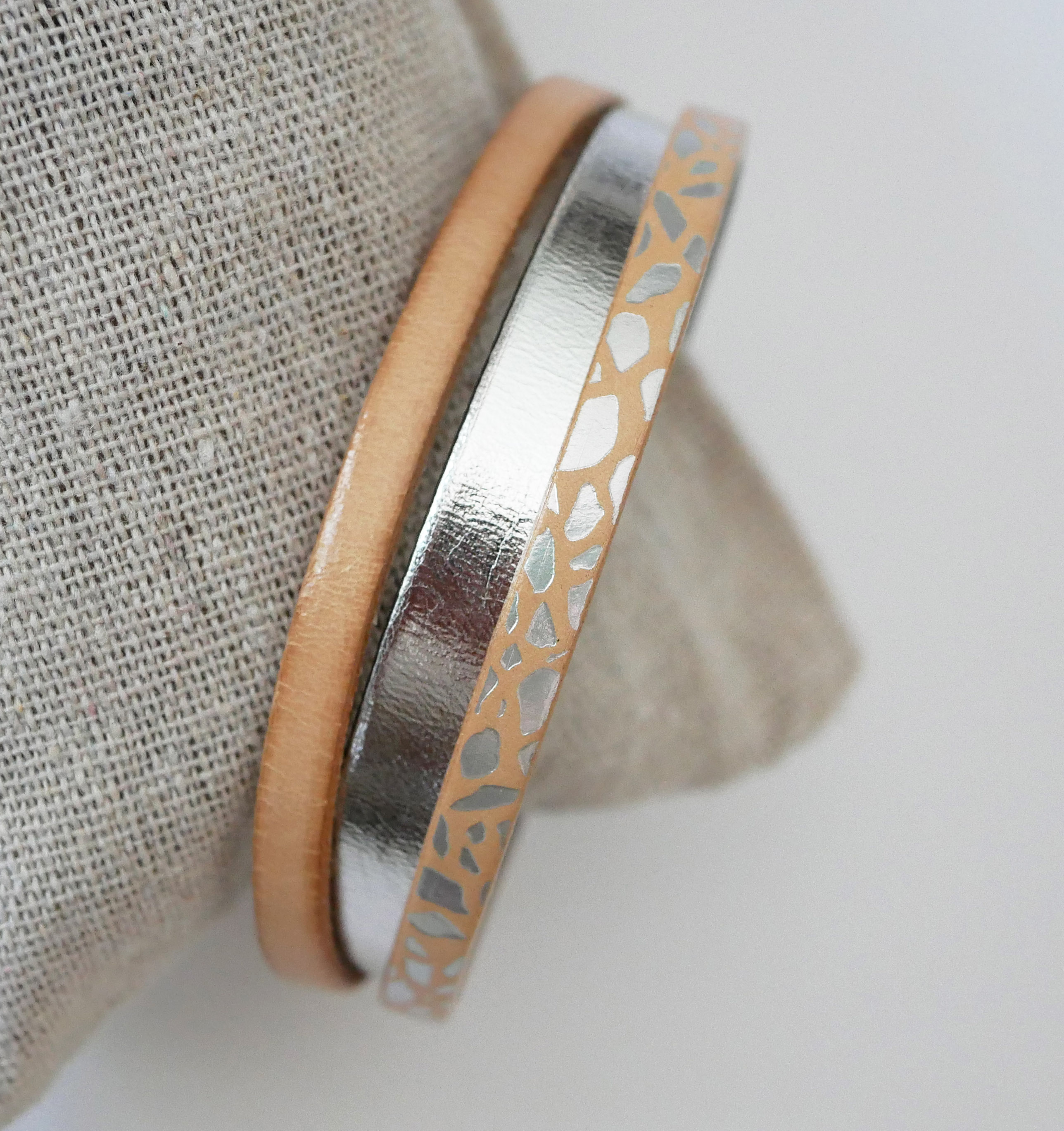 Manschettarmband för kvinnor i natur- och silverläder 