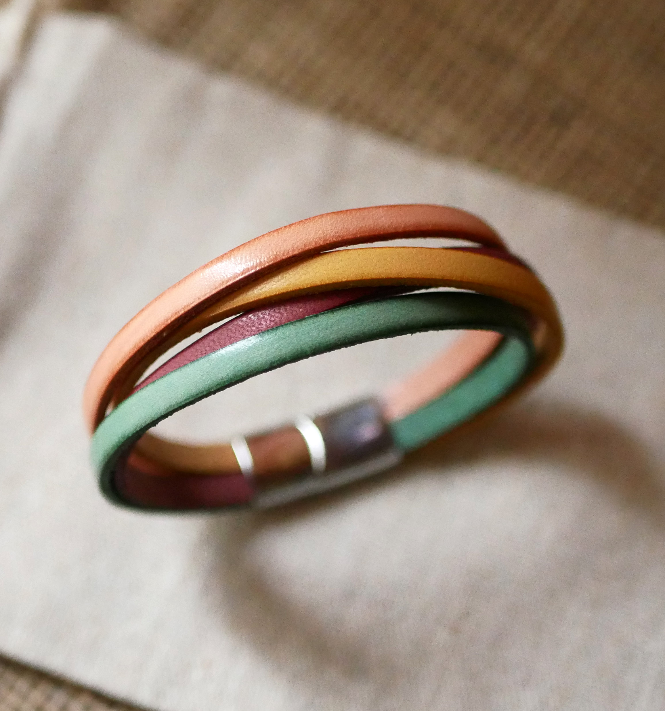 Manschettarmband för kvinnor i 4 pastellfärgade läder