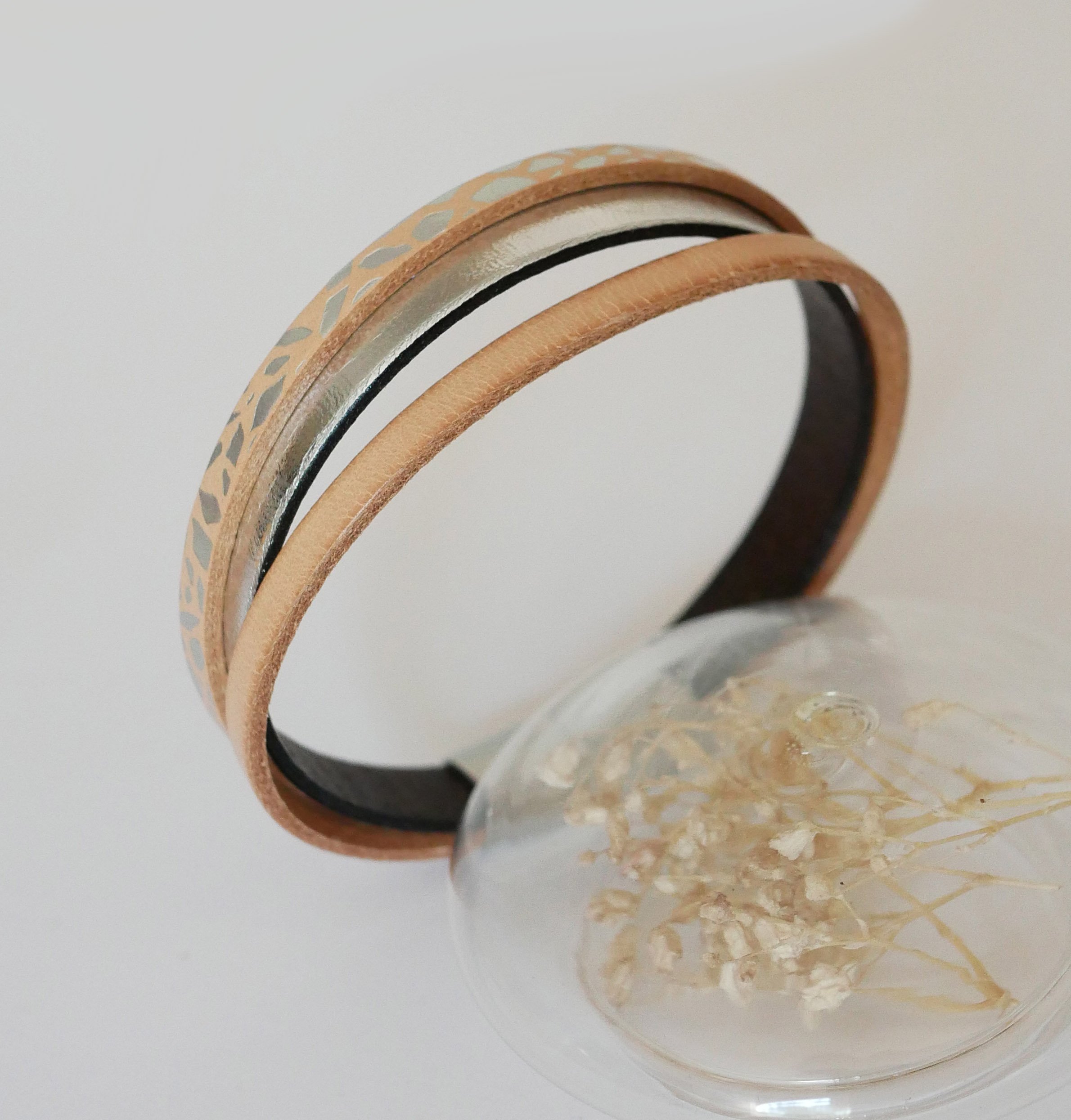 Manschettarmband för kvinnor i natur- och silverläder 