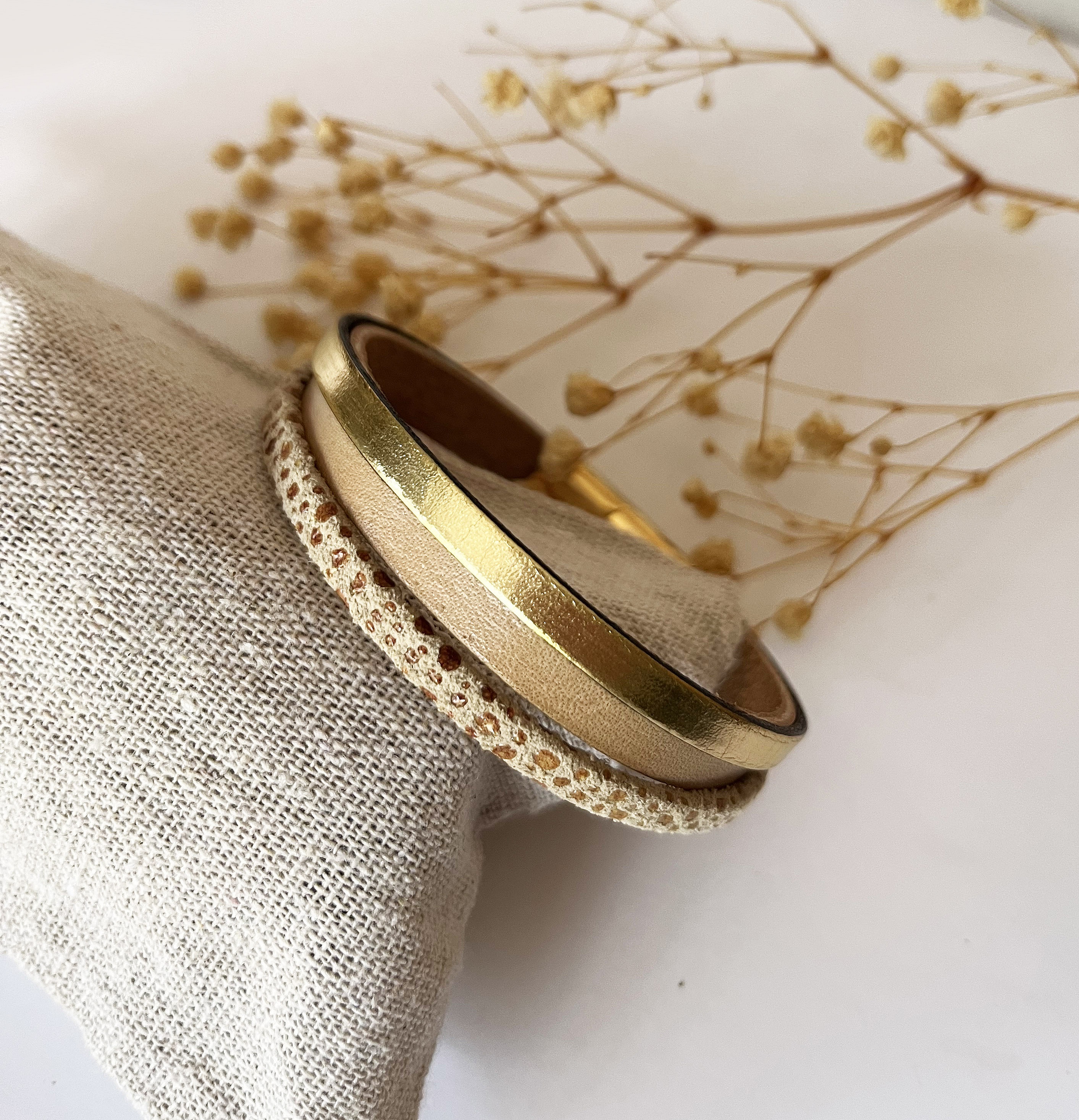 Bracelet manchette femme aux 3 cuirs beige et dor&eacute; fermoir &agrave; extension