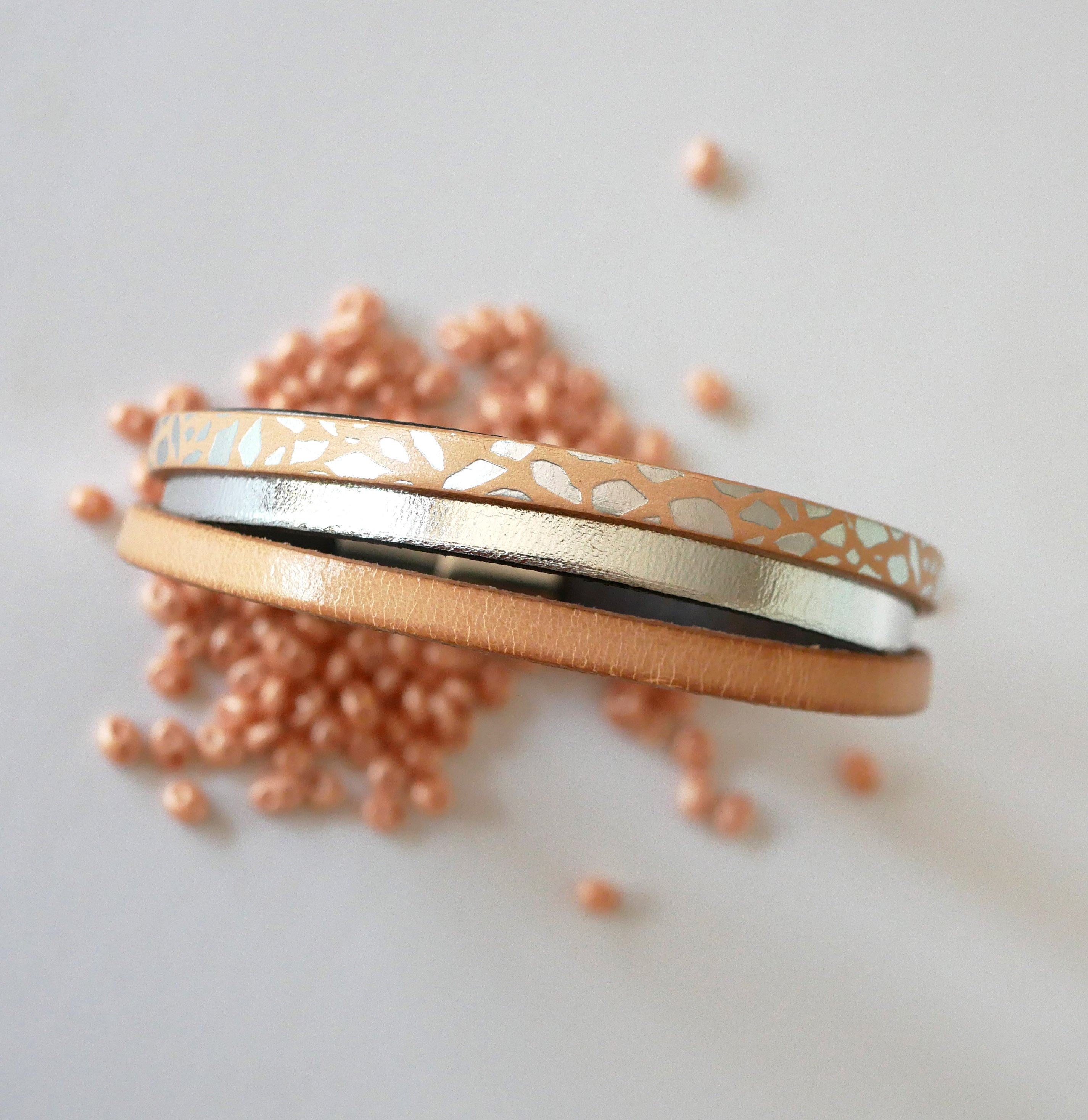 Manschettarmband för kvinnor i natur- och silverläder 