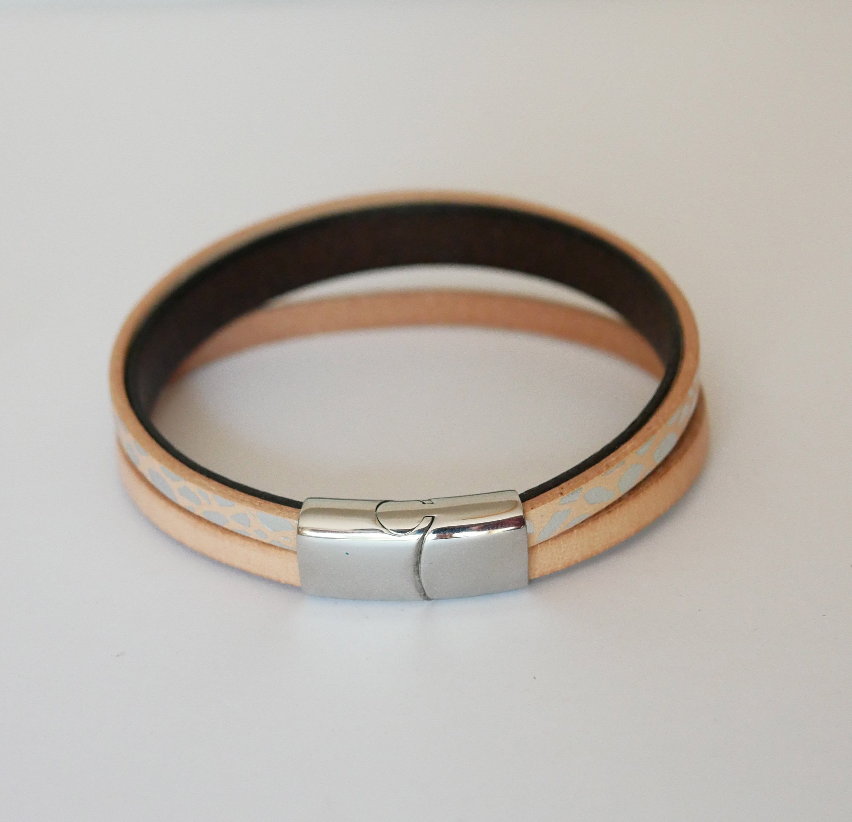 Manschettarmband f&ouml;r kvinnor i natur- och silverl&auml;der 