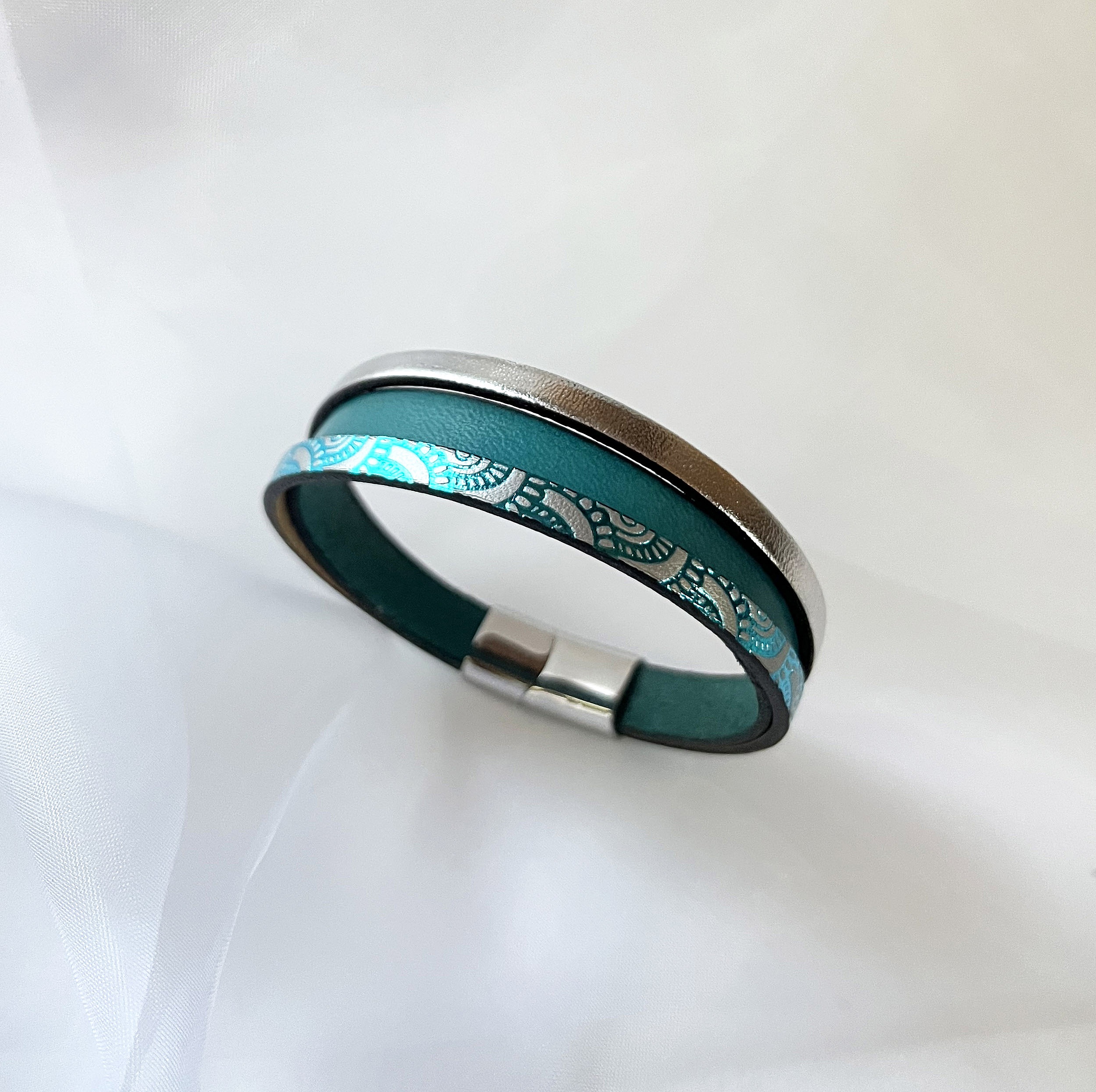 Bracelet manchette femme aux 3 cuirs turquoise et argent&eacute; fermoir &agrave; extension