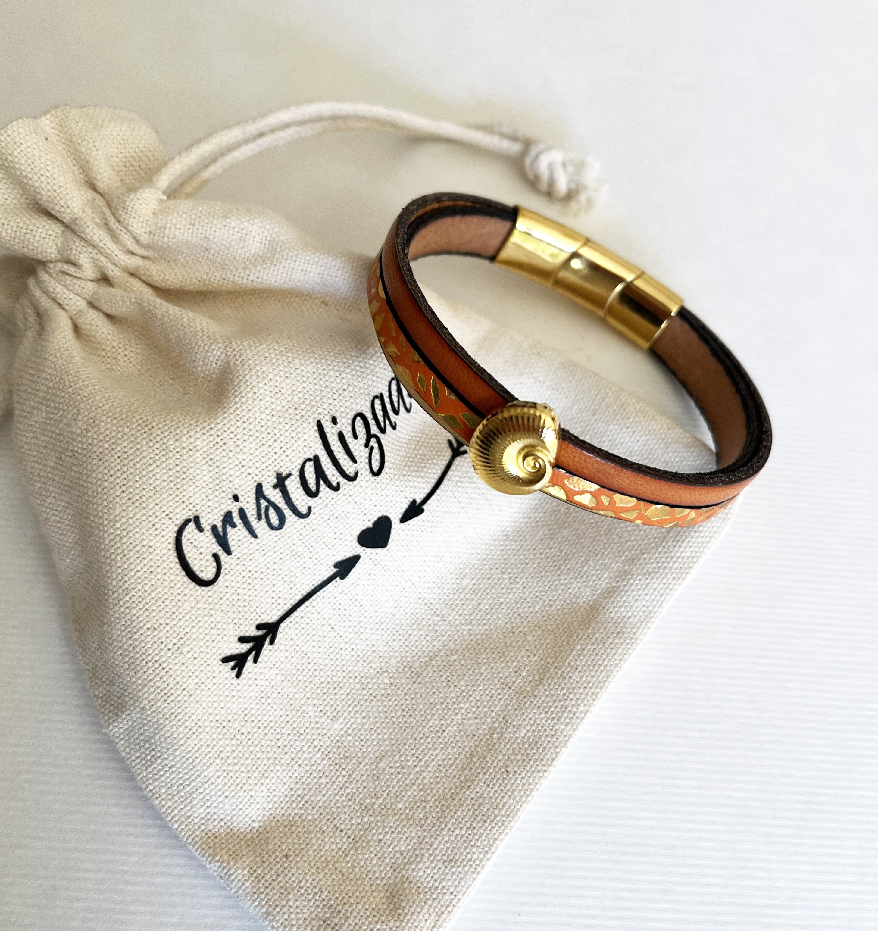 Manschettarmband i guld f&ouml;r kvinna Guld och orange skal