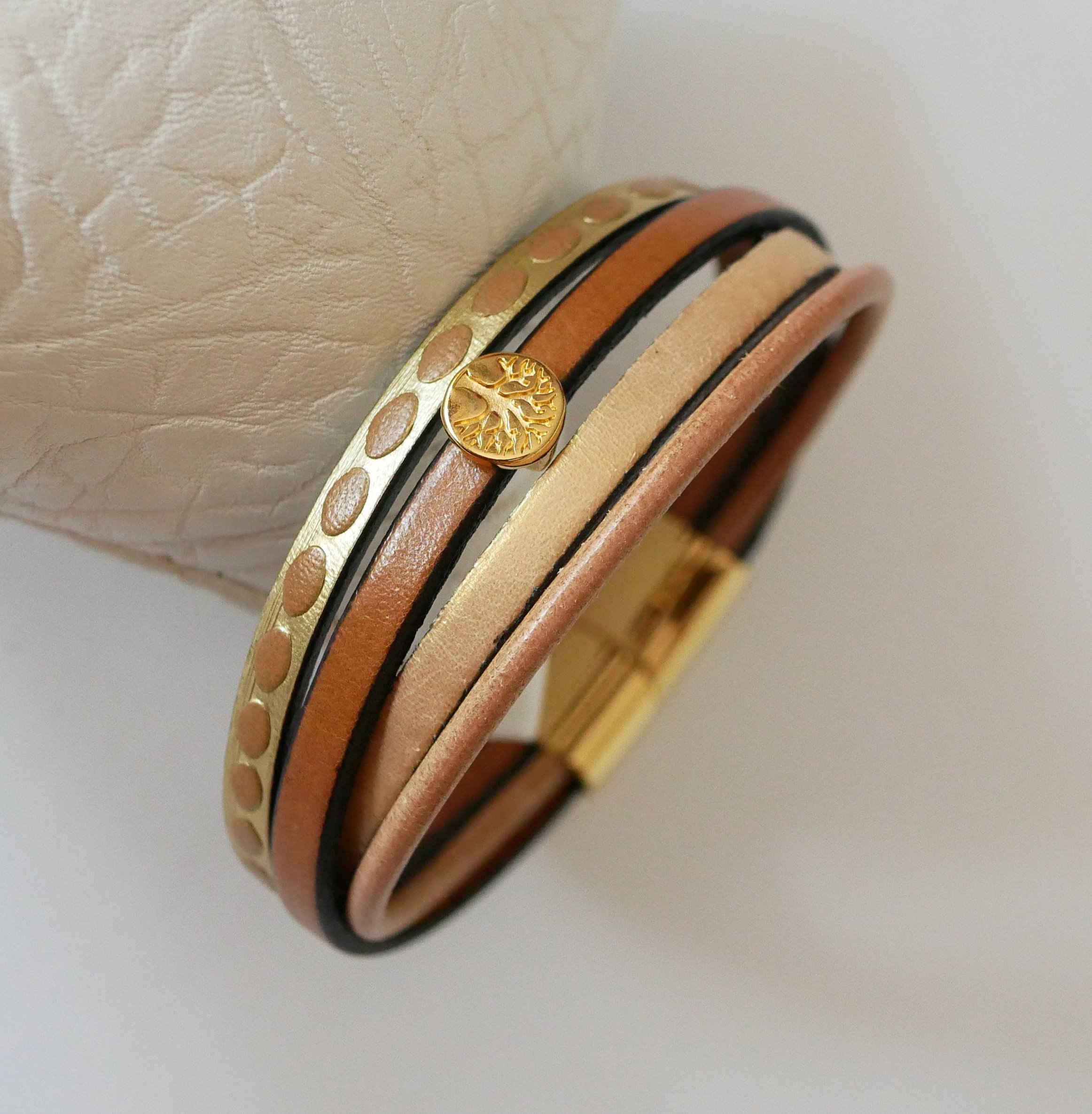 Manschettarmband i guld för kvinna med cabochon av livets träd i miniformat