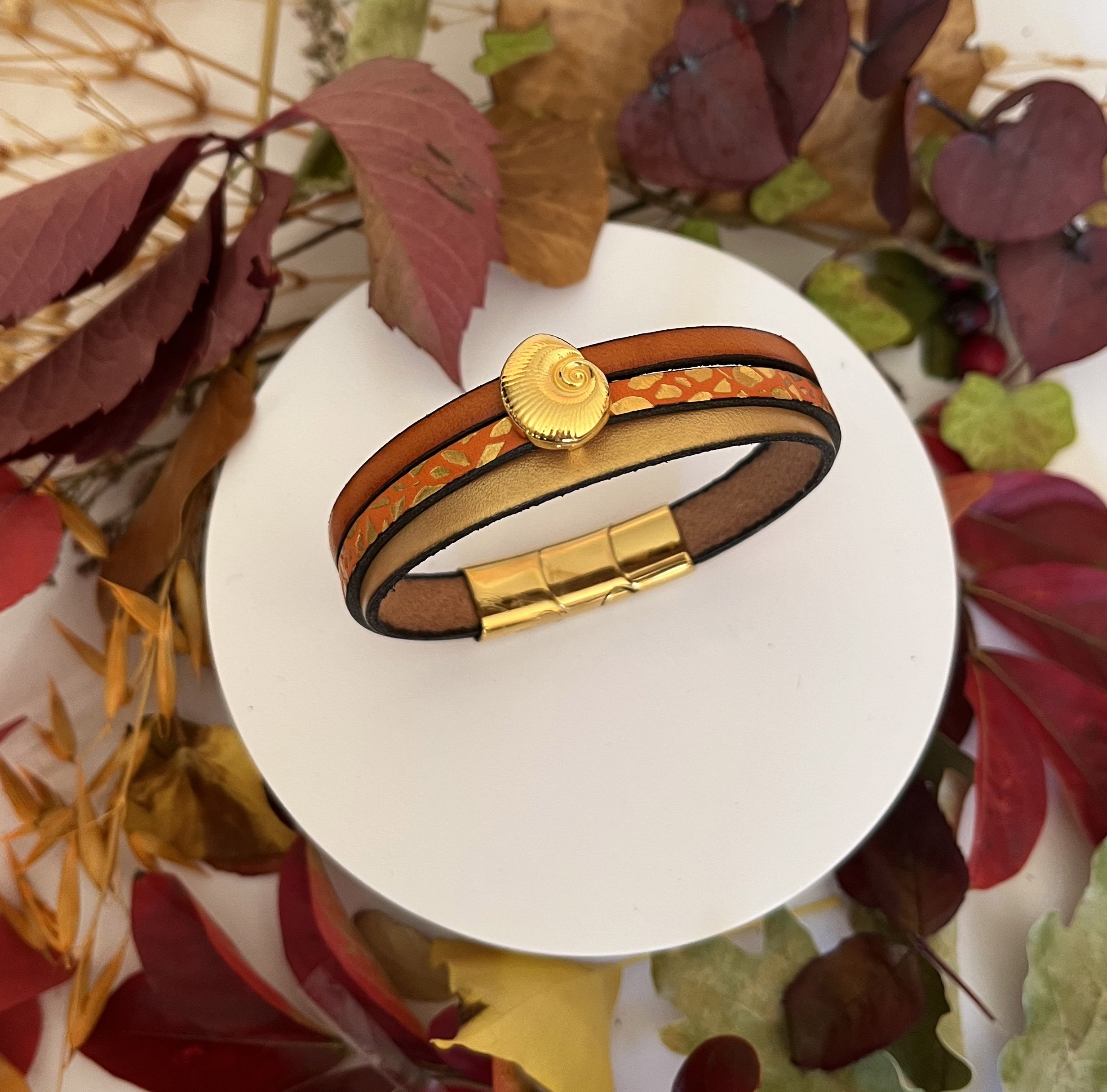 Manschettarmband i guld för kvinna Guld och orange skal