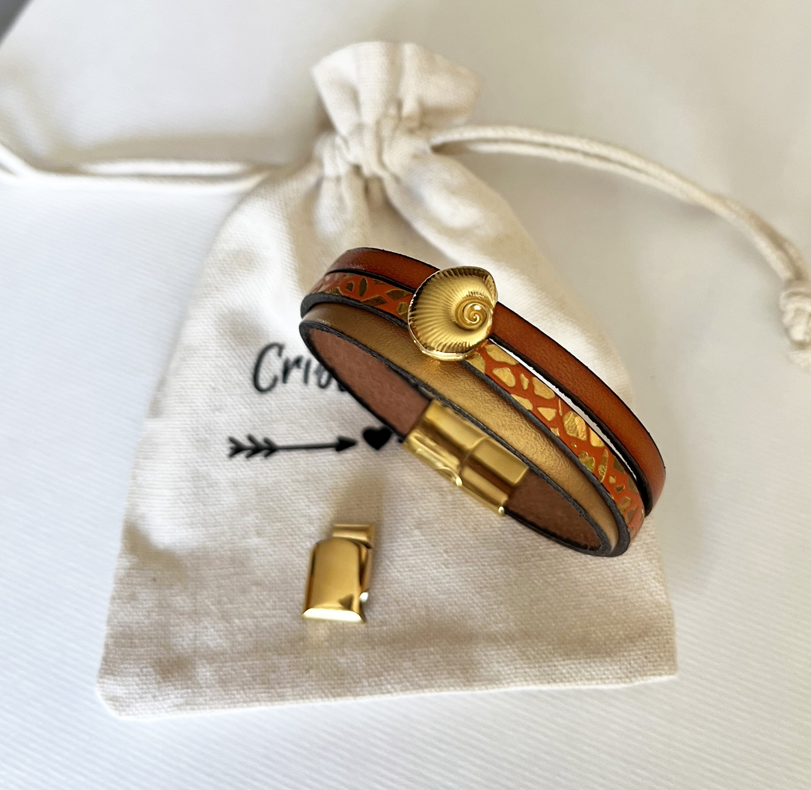 Manschettarmband i guld f&ouml;r kvinna Guld och orange skal