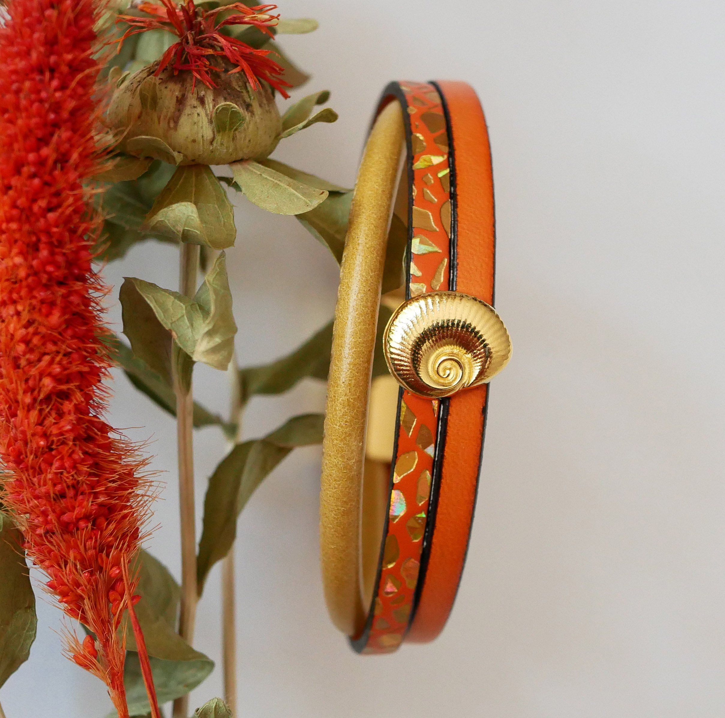 Manschettarmband i guld för kvinna Guld och orange skal