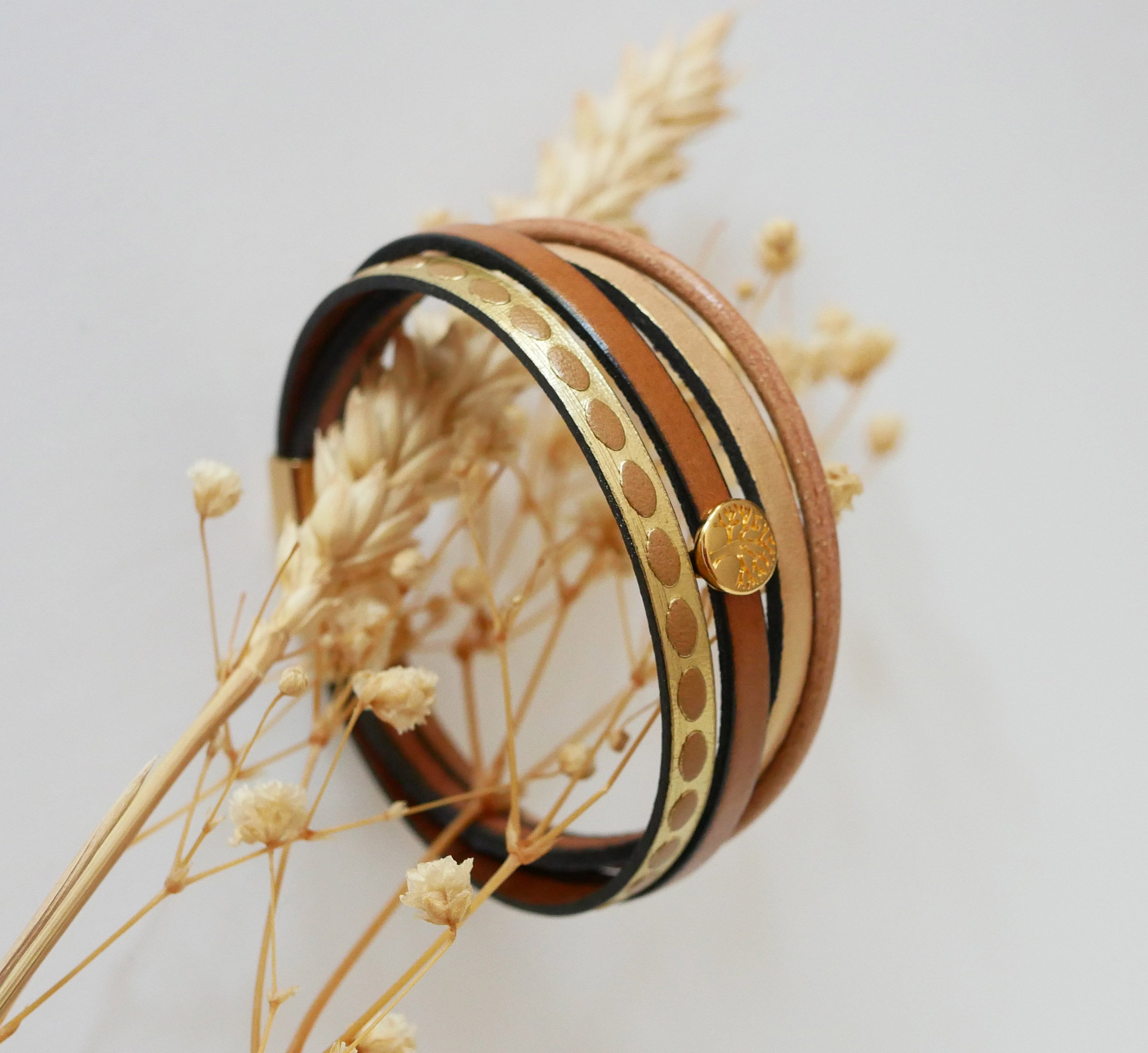 Manschettarmband i guld för kvinna med cabochon av livets träd i miniformat