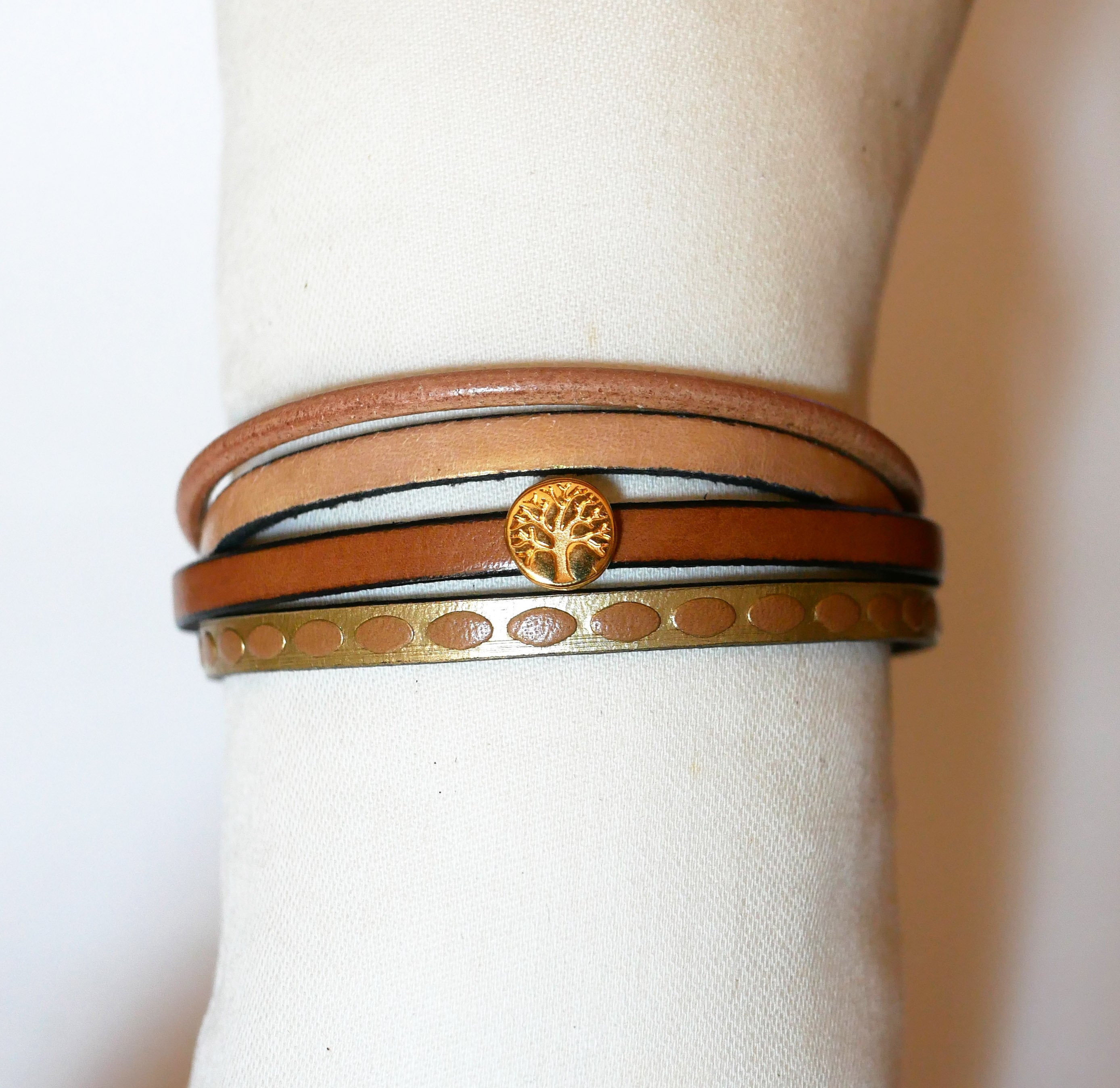 Manschettarmband i guld för kvinna med cabochon av livets träd i miniformat