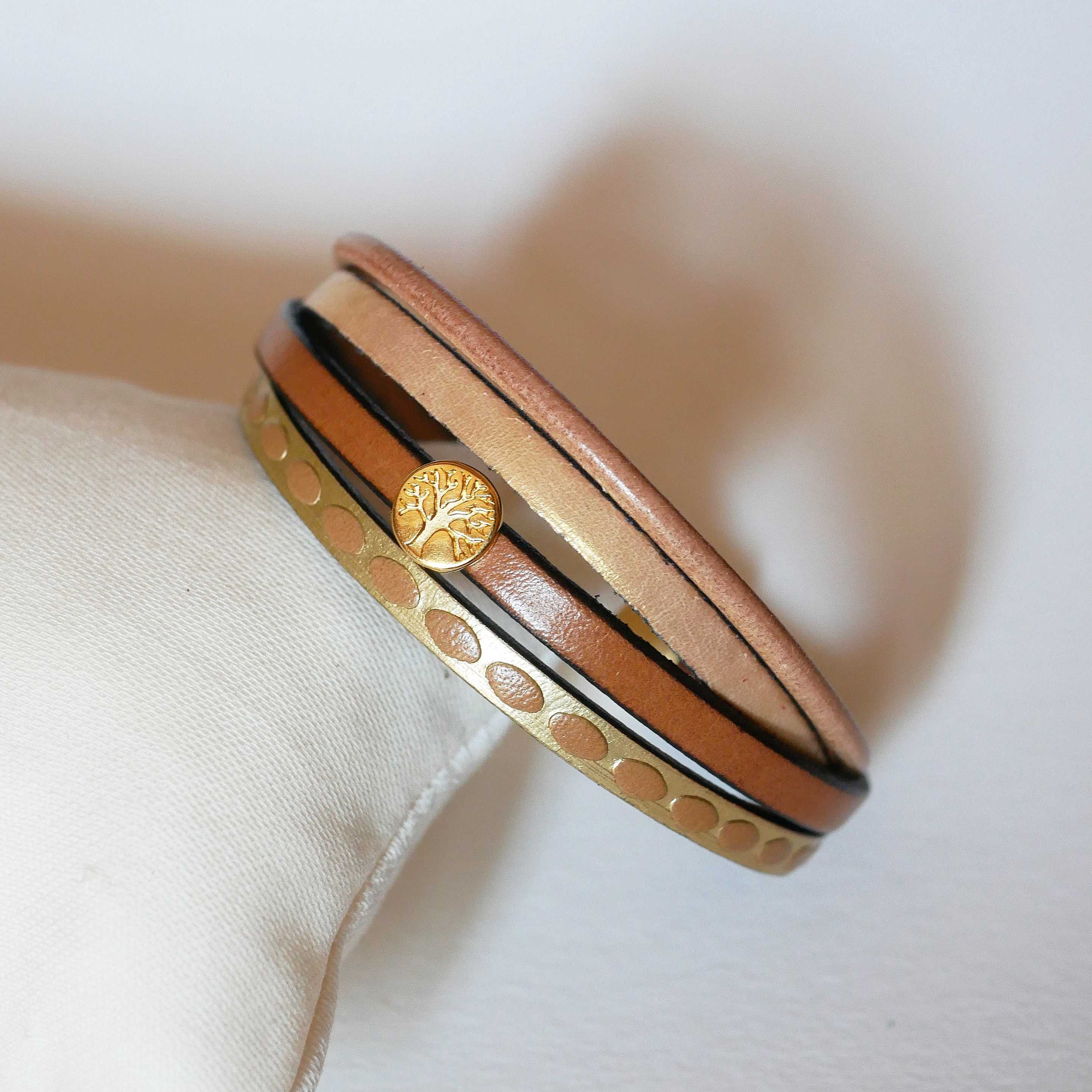 Manschettarmband i guld f&ouml;r kvinna med cabochon av livets tr&auml;d i miniformat