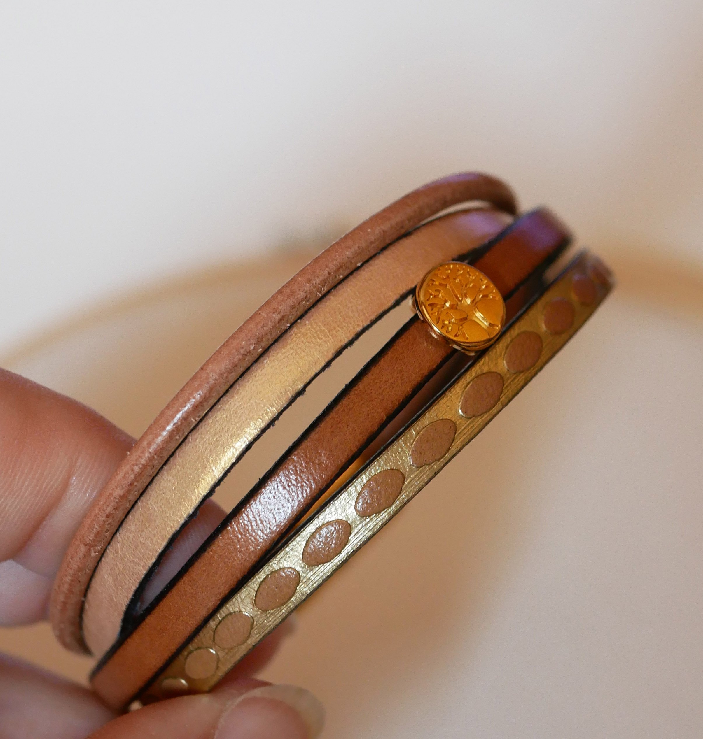 Manschettarmband i guld för kvinna med cabochon av livets träd i miniformat