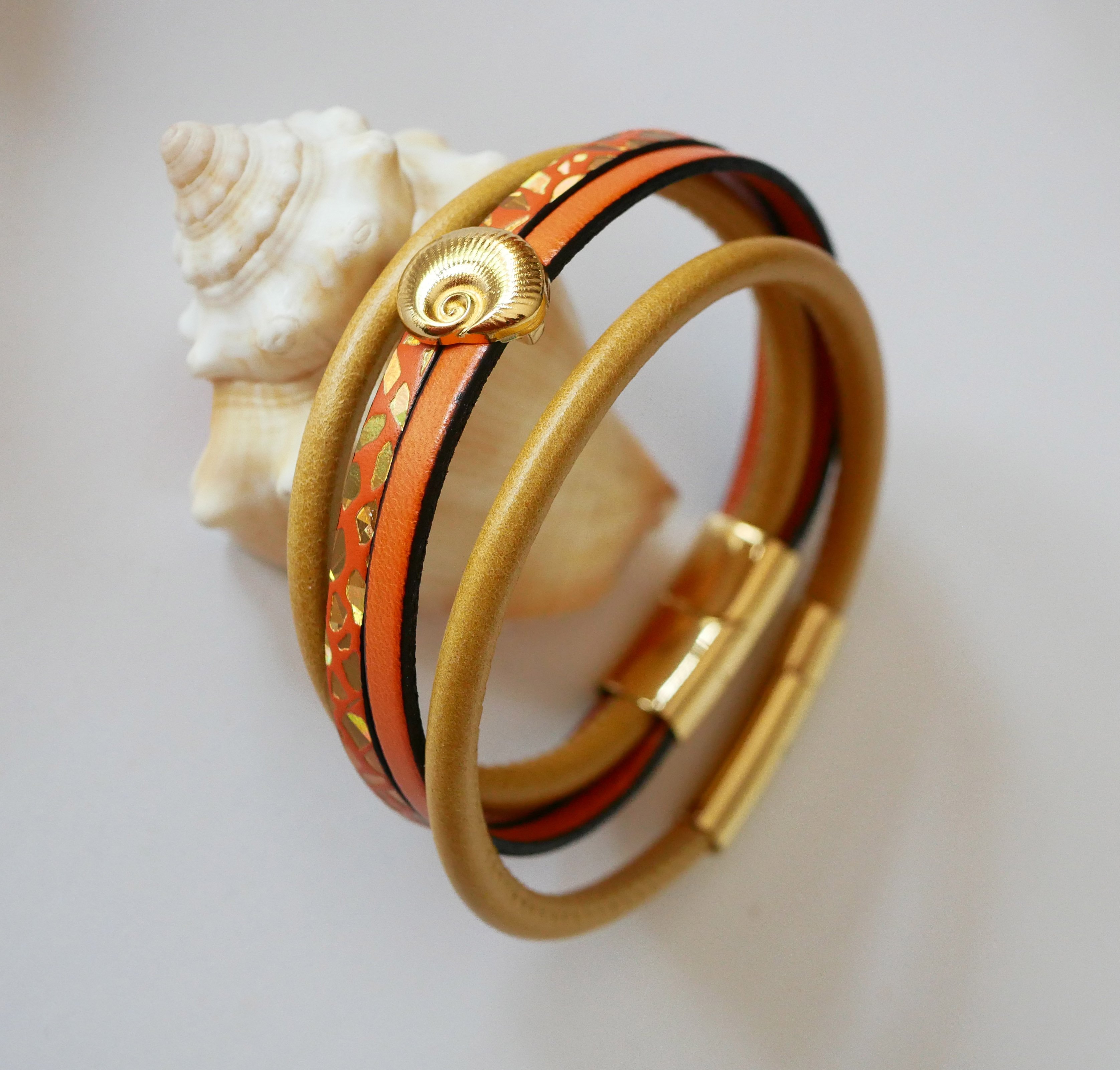 Manschettarmband i guld för kvinna Guld och orange skal