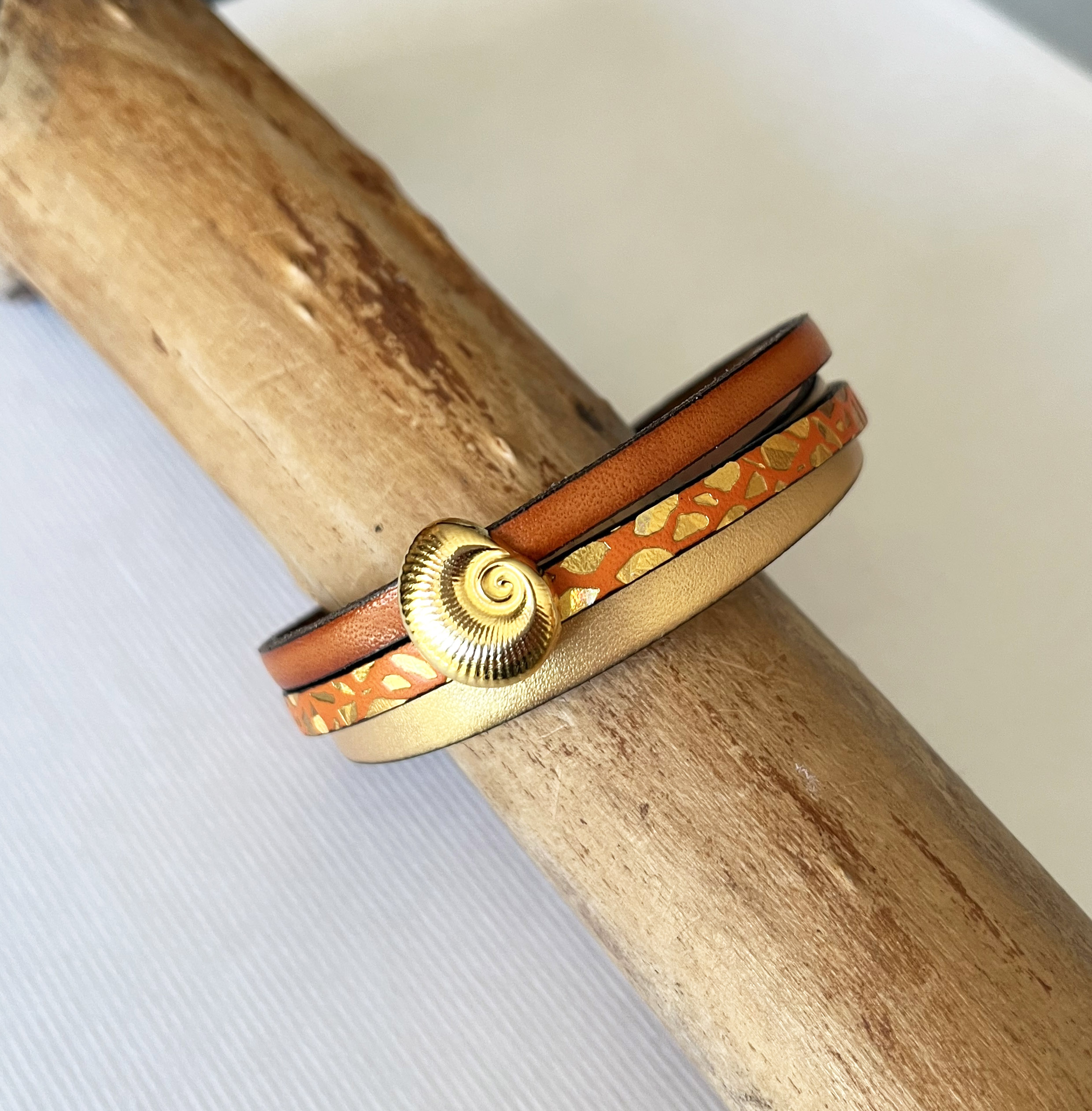 Manschettarmband i guld för kvinna Guld och orange skal