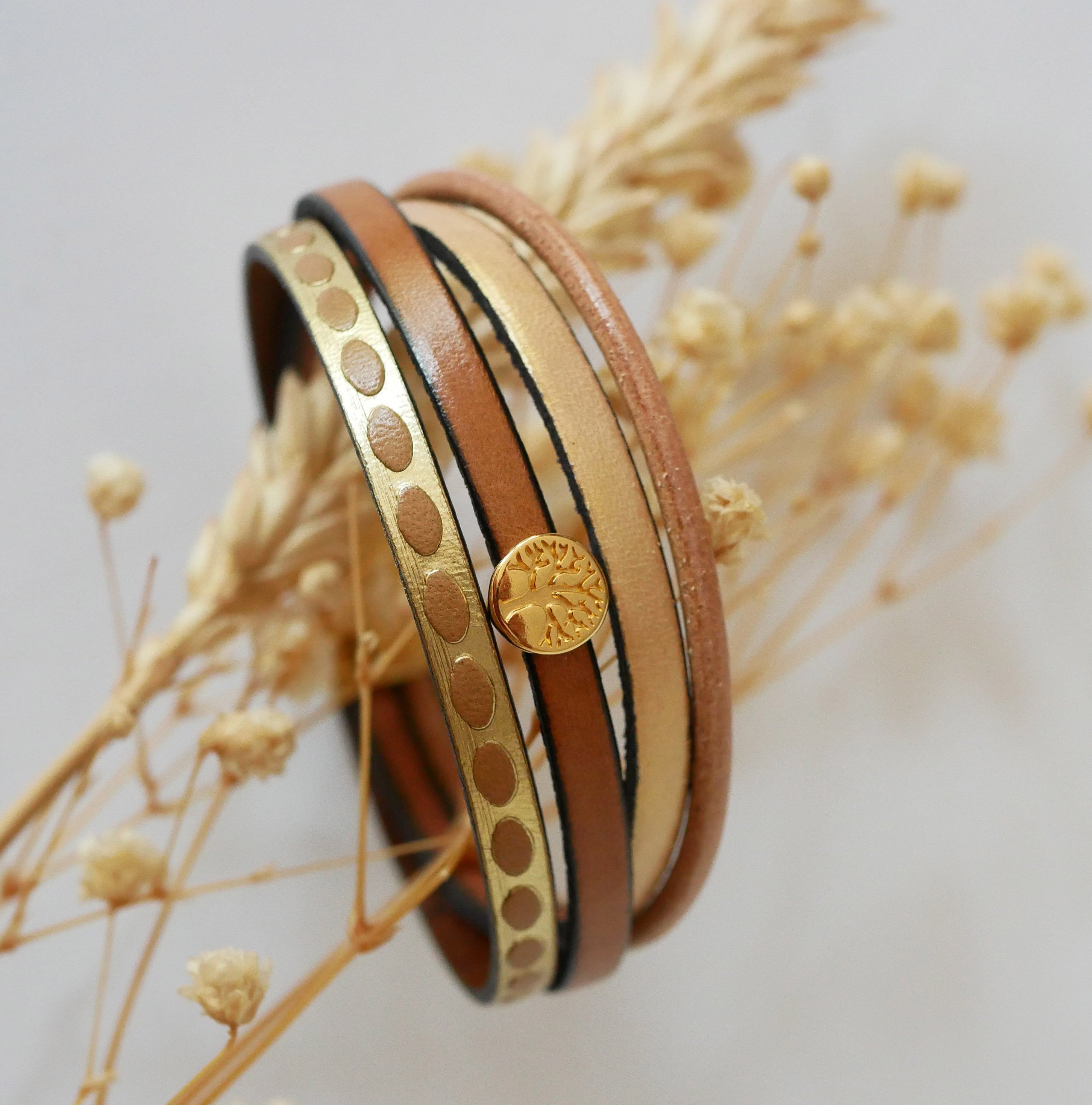 Manschettarmband i guld för kvinna med cabochon av livets träd i miniformat