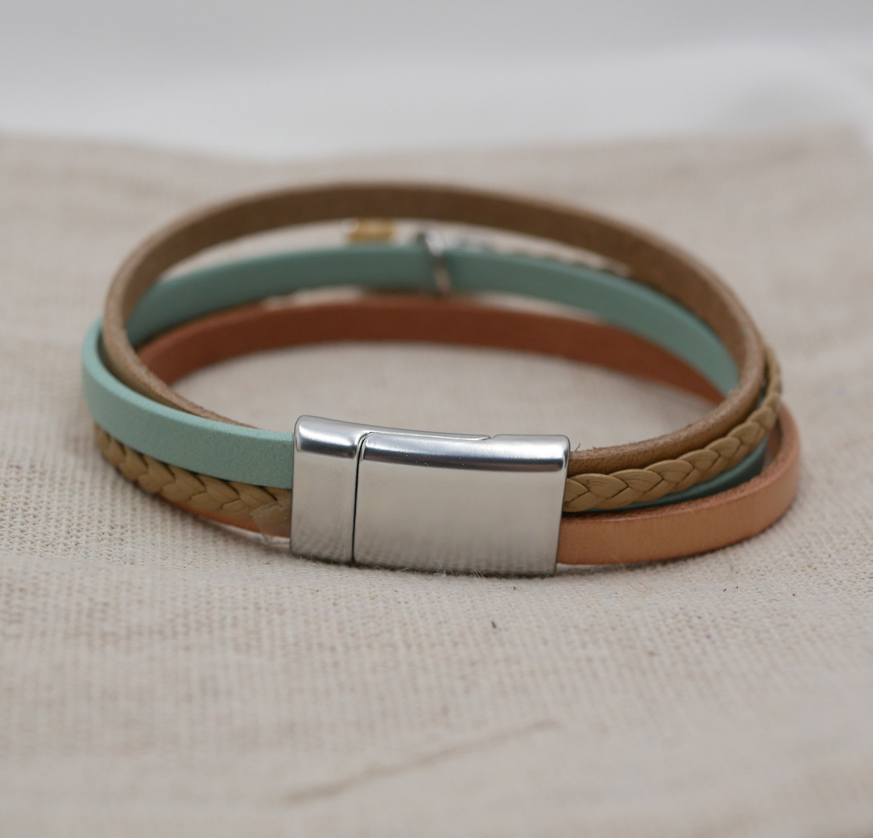Manschettarmband i multiläder för kvinnor Sand beige hänge efter eget val