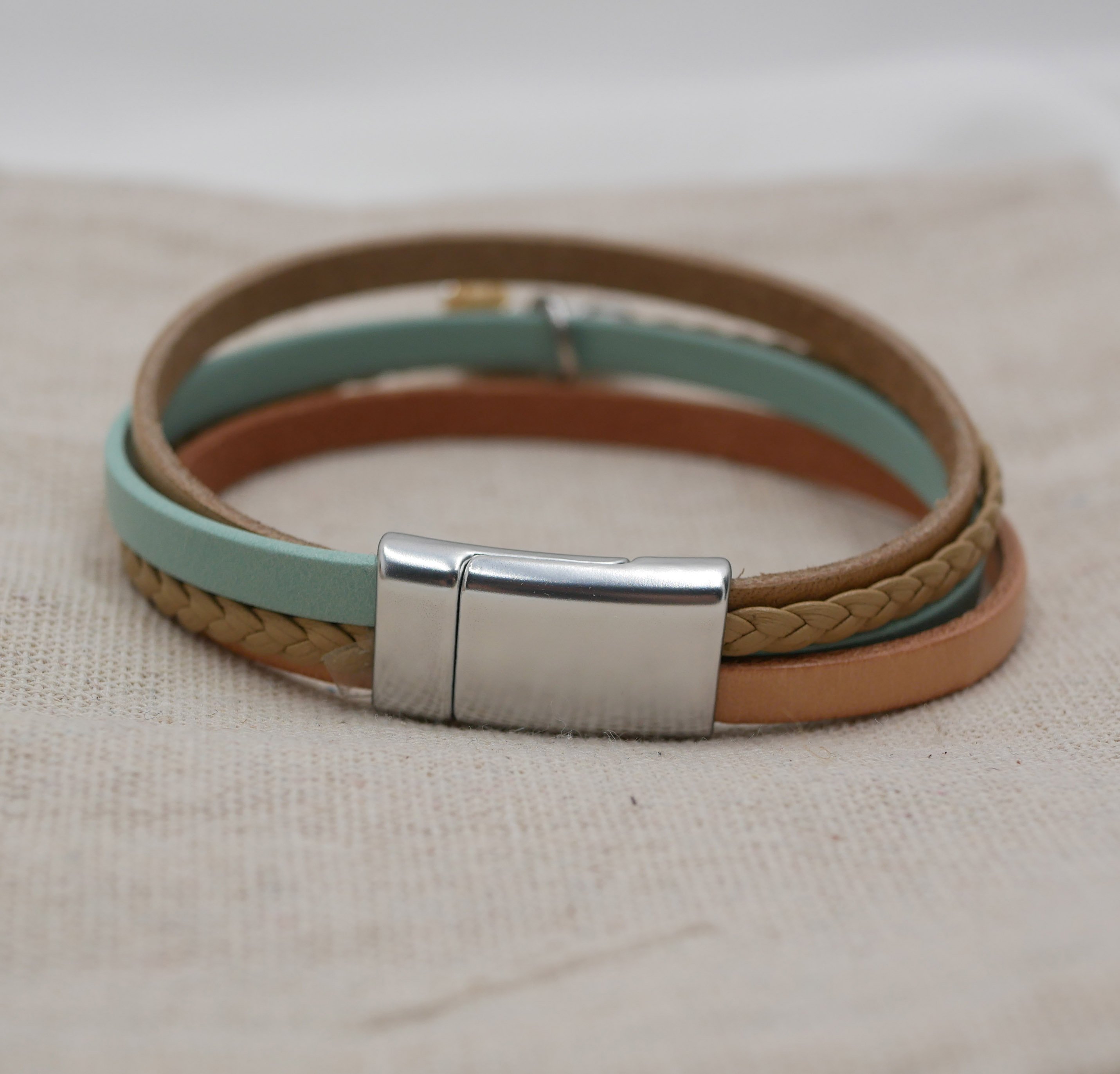 Manschettarmband i multiläder för kvinnor Sand beige hänge efter eget val