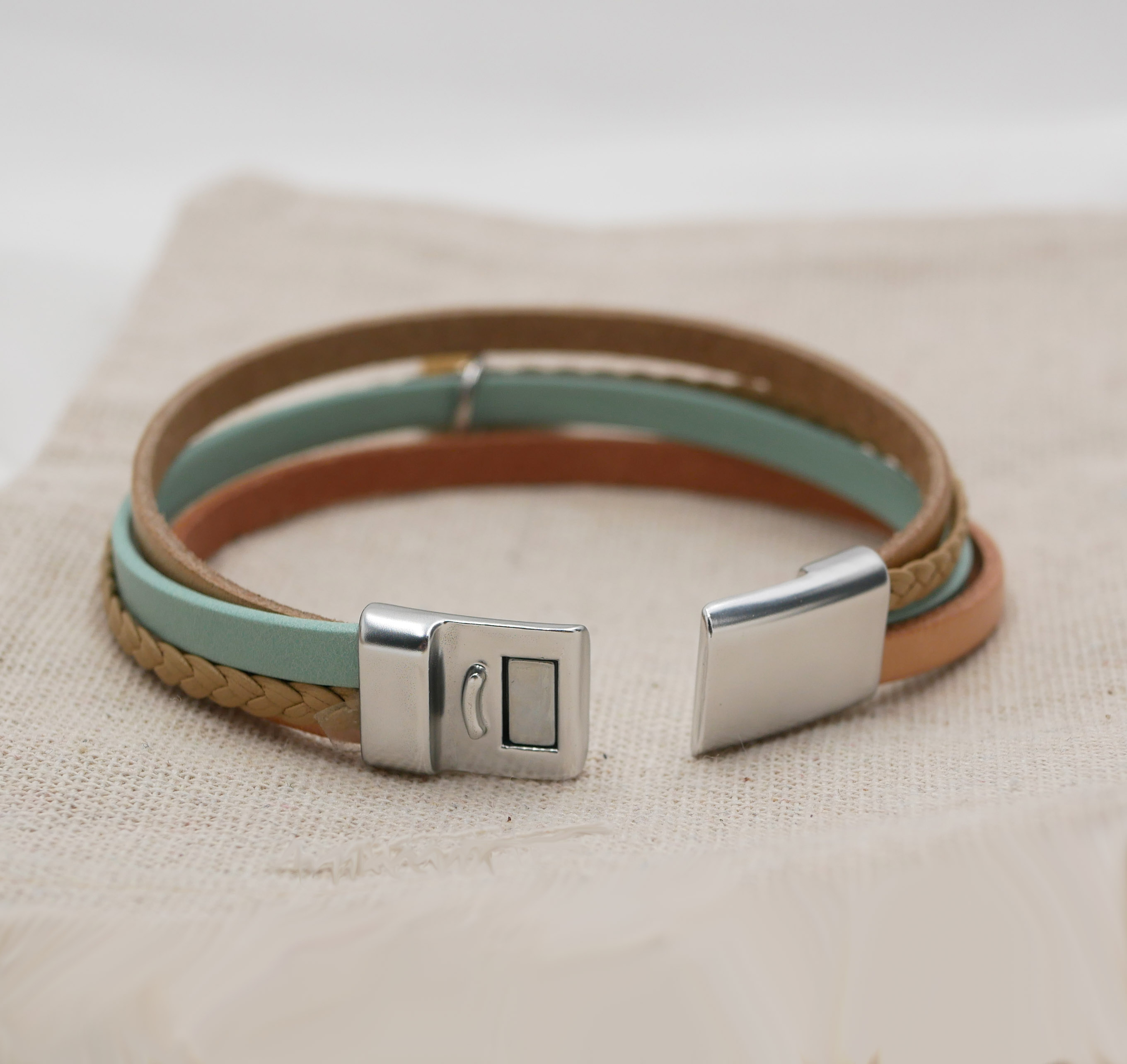 Manschettarmband i multiläder för kvinnor Sand beige hänge efter eget val