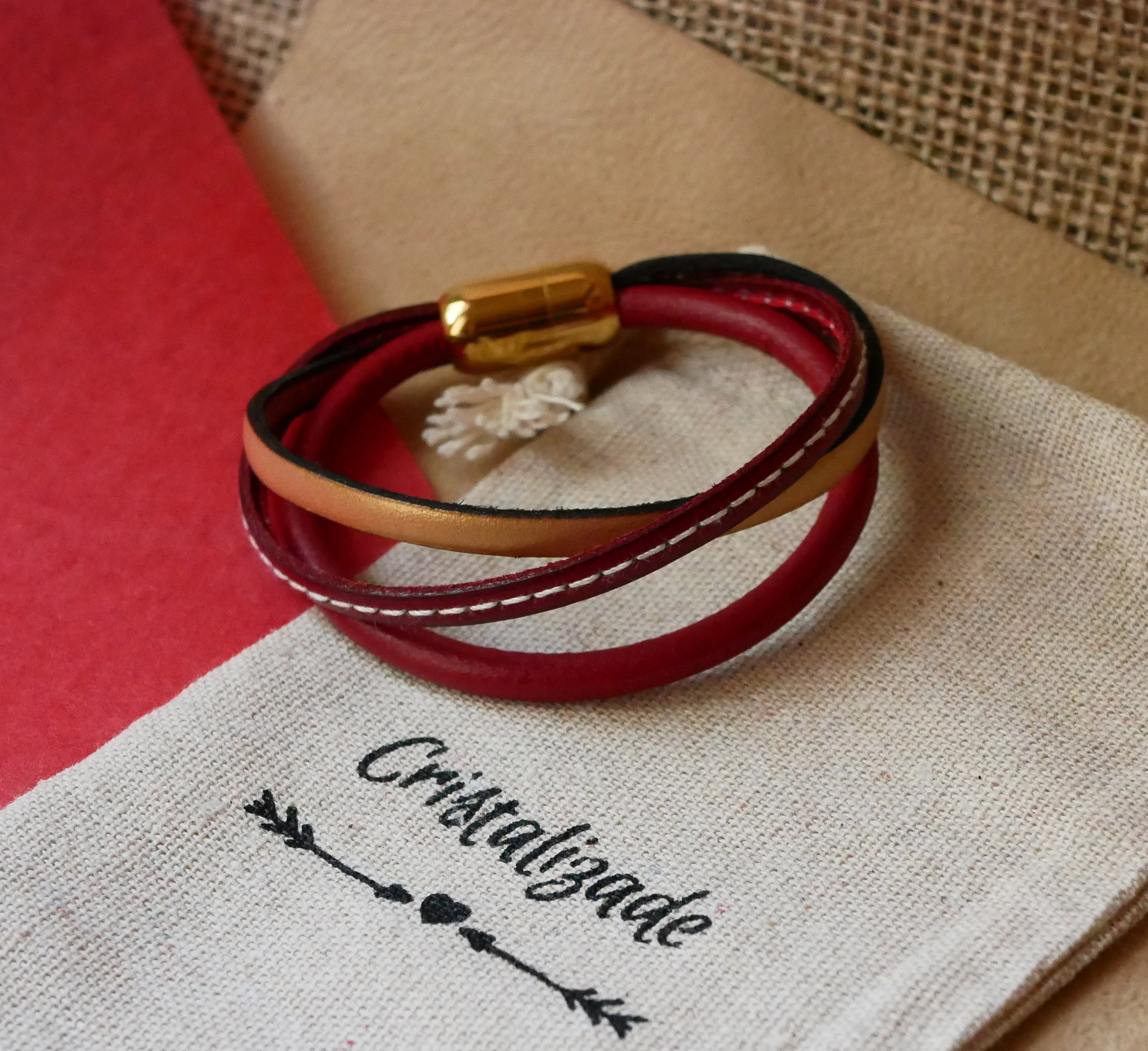 Manschettarmband för kvinnor i rött och guld med flera läderdetaljer