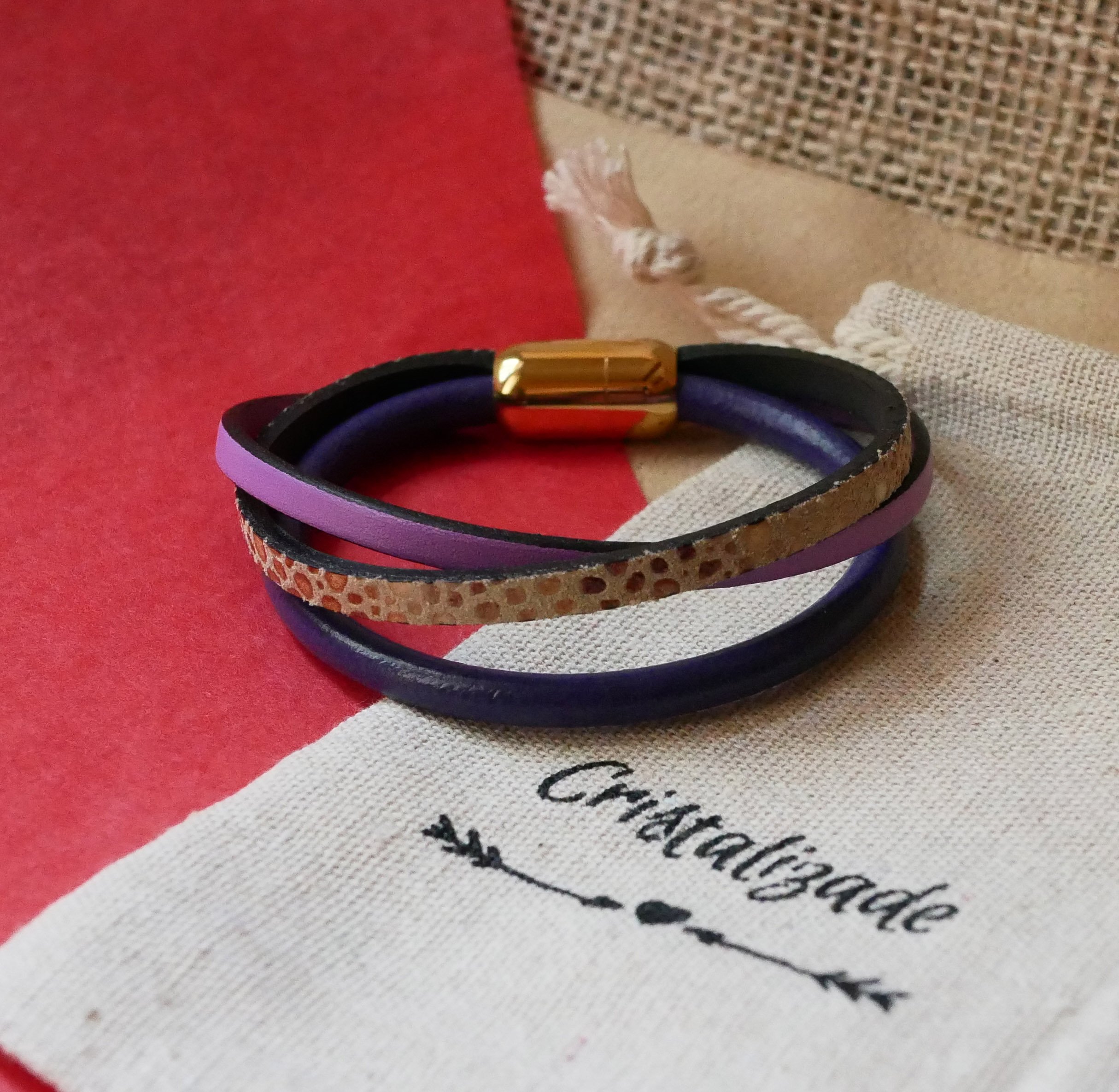 Manschettarmband för kvinnor i lila och guld med flera läderdetaljer