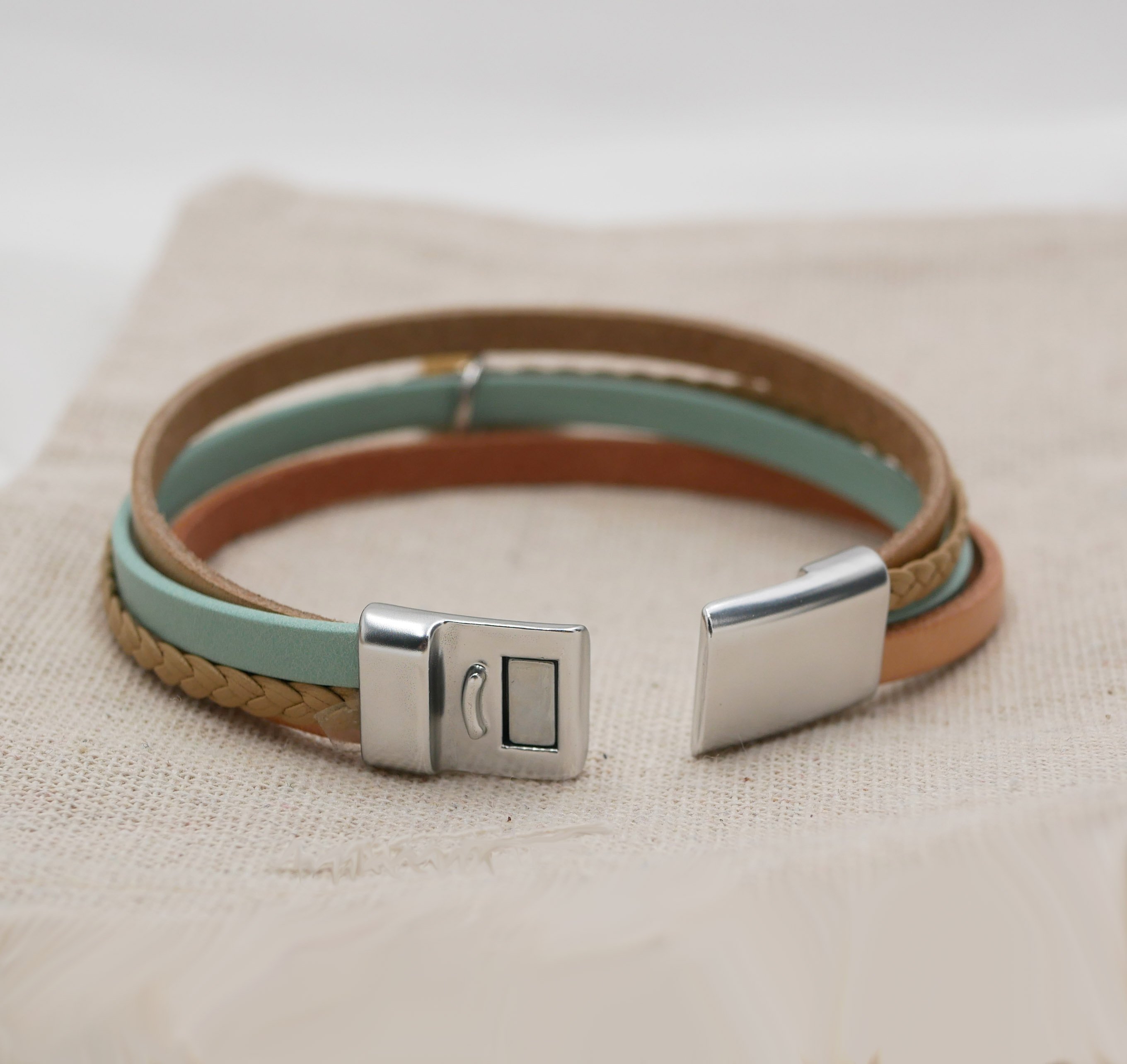 Manschettarmband i multiläder för kvinnor Sand beige hänge efter eget val